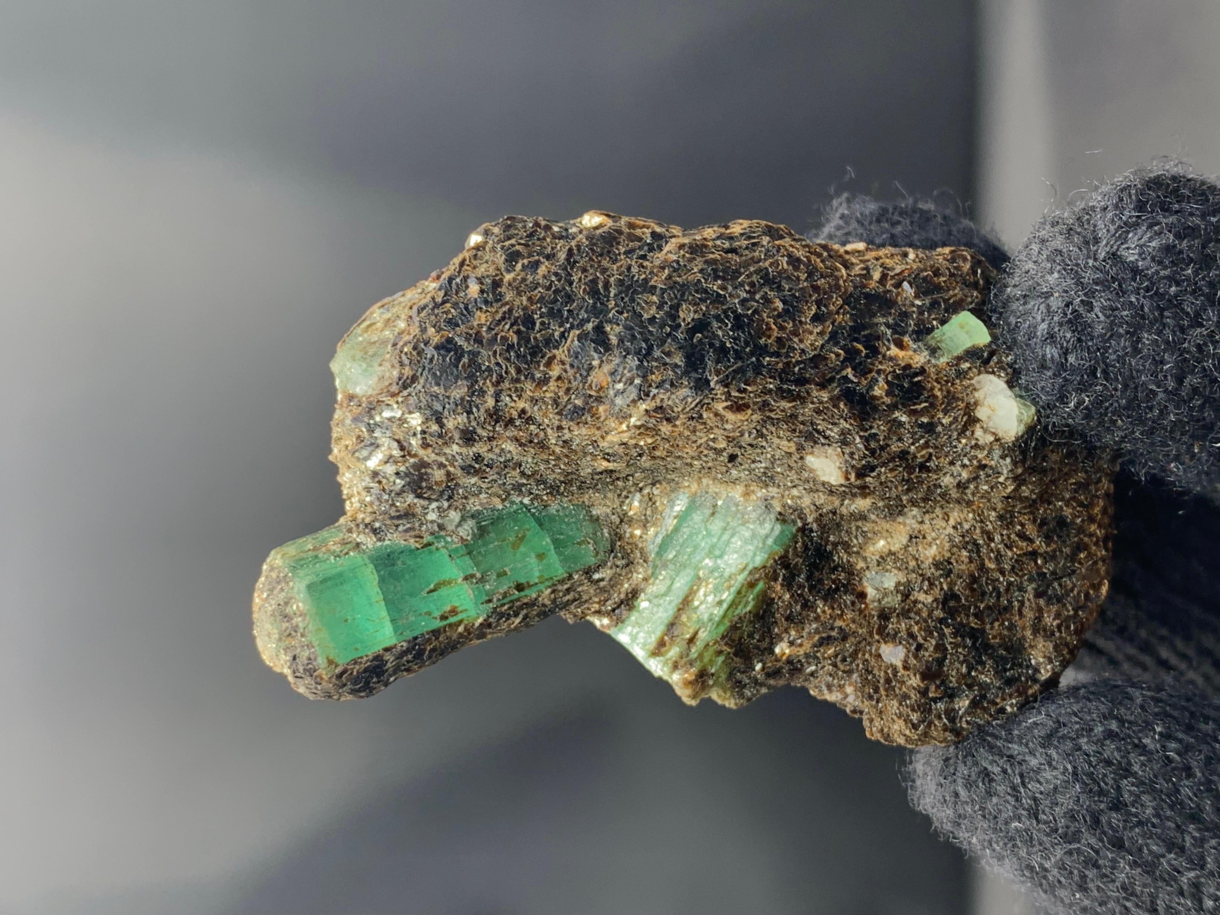 72 Grams Green Emerald Crystals Perched On Brownish Mica Matrix From Pakistan In Excellent Condition For Sale In Peshawar, PK