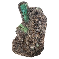 72 grammi di cristalli di smeraldo verde appollaiati su una matrice di mica marrone dal Pakistan
