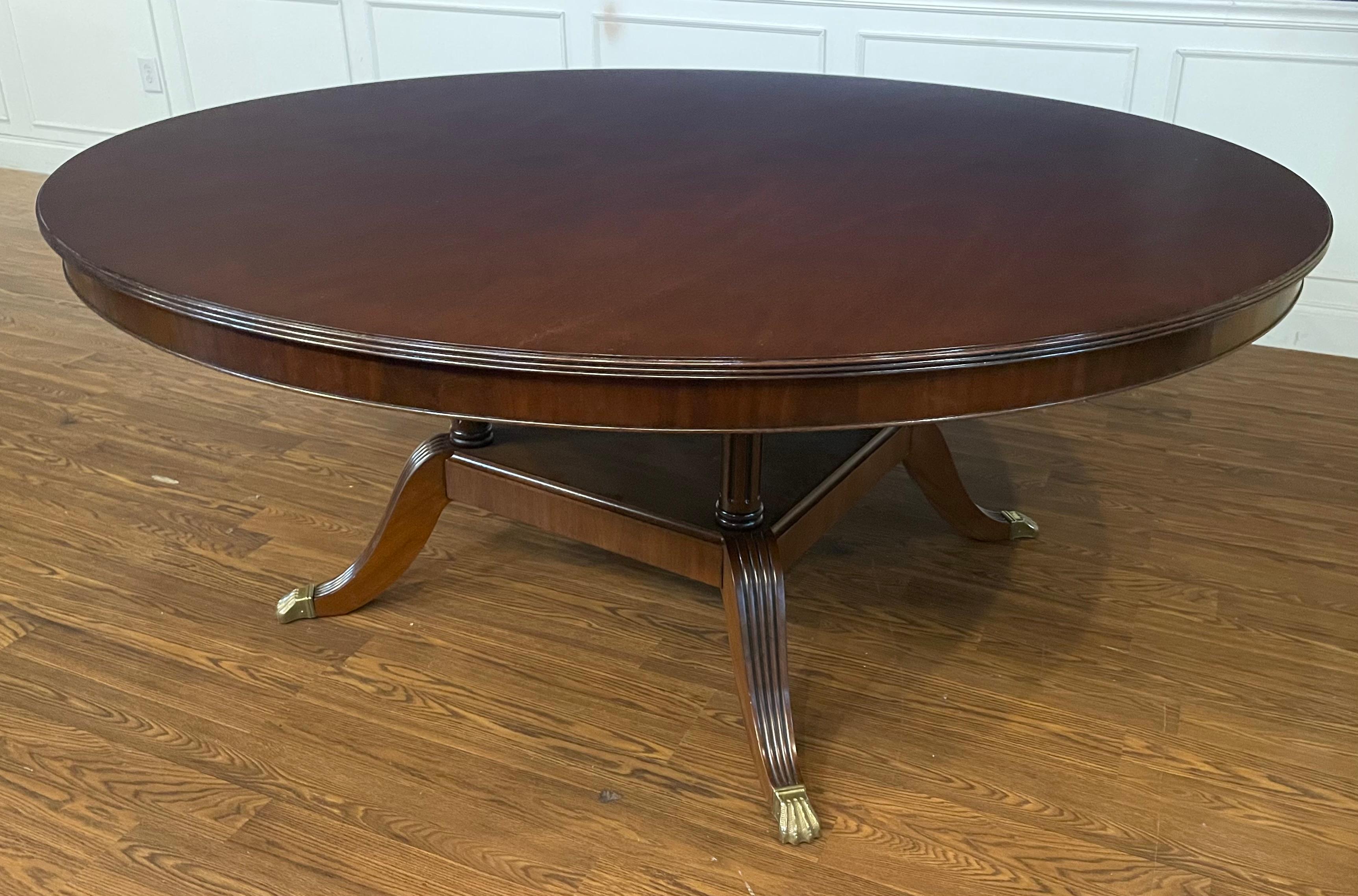 Table de salle à manger ronde de 72 pouces en acajou par Leighton Hall - Échantillon de salle de montre en vente 3