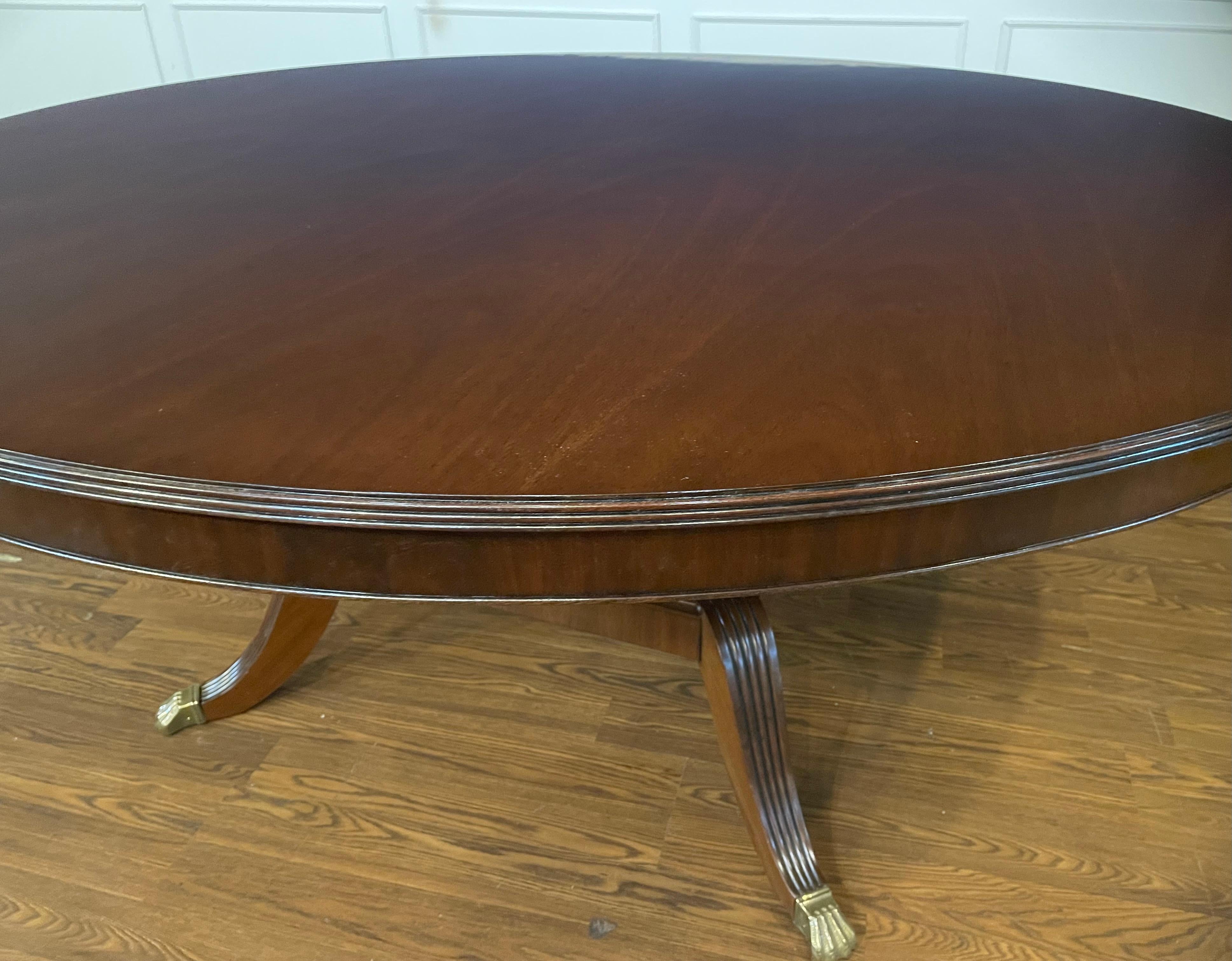 Il s'agit d'une table de salle à manger en acajou de 72 pouces de diamètre fabriquée dans l'atelier de Leighton Hall à Suwanee, en Géorgie.  Elle présente un plateau cathédrale classique en acajou avec un bord en acajou massif à trois perles, un