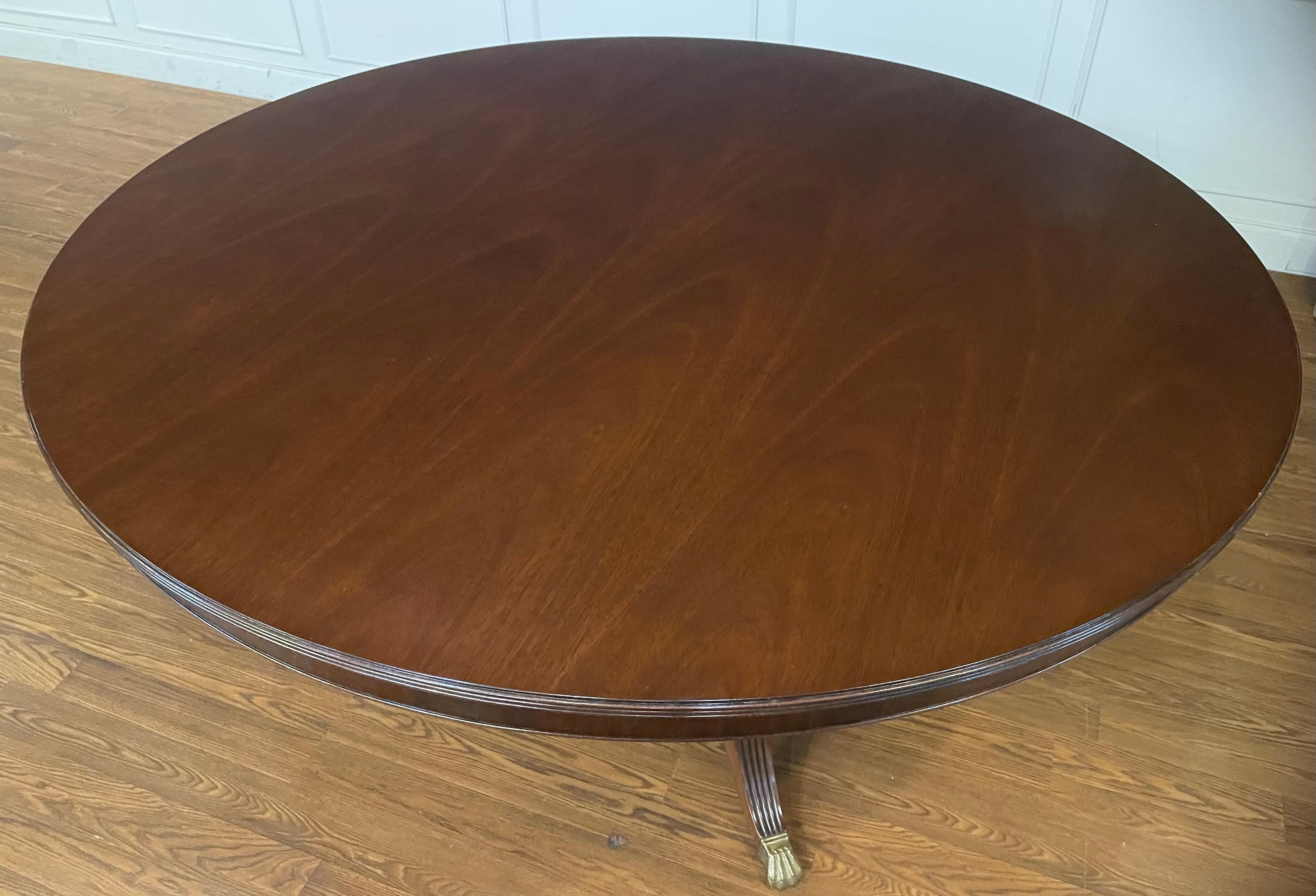 Regency Table de salle à manger ronde de 72 pouces en acajou par Leighton Hall - Échantillon de salle de montre en vente