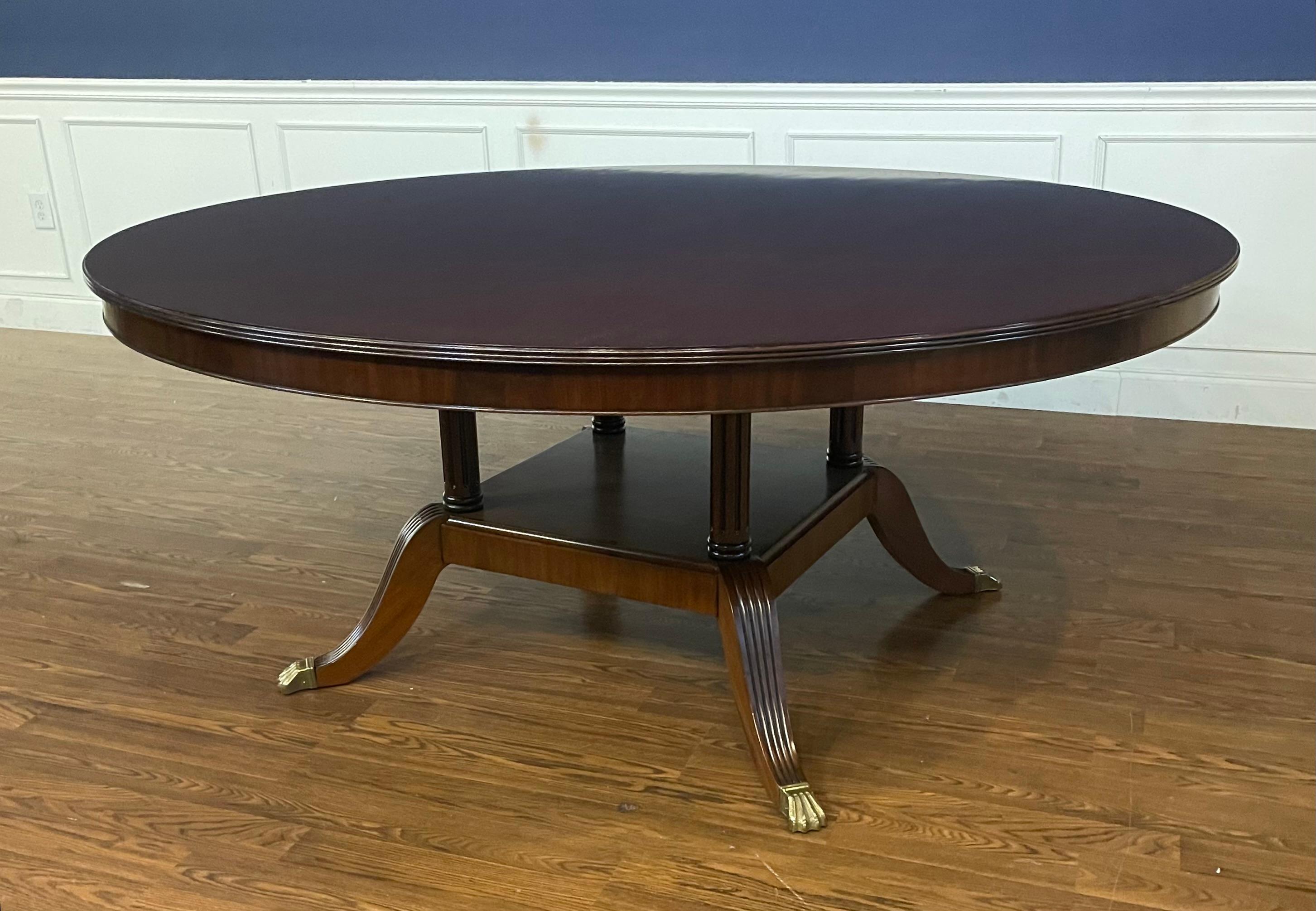 Américain Table de salle à manger ronde de 72 pouces en acajou par Leighton Hall - Échantillon de salle de montre en vente