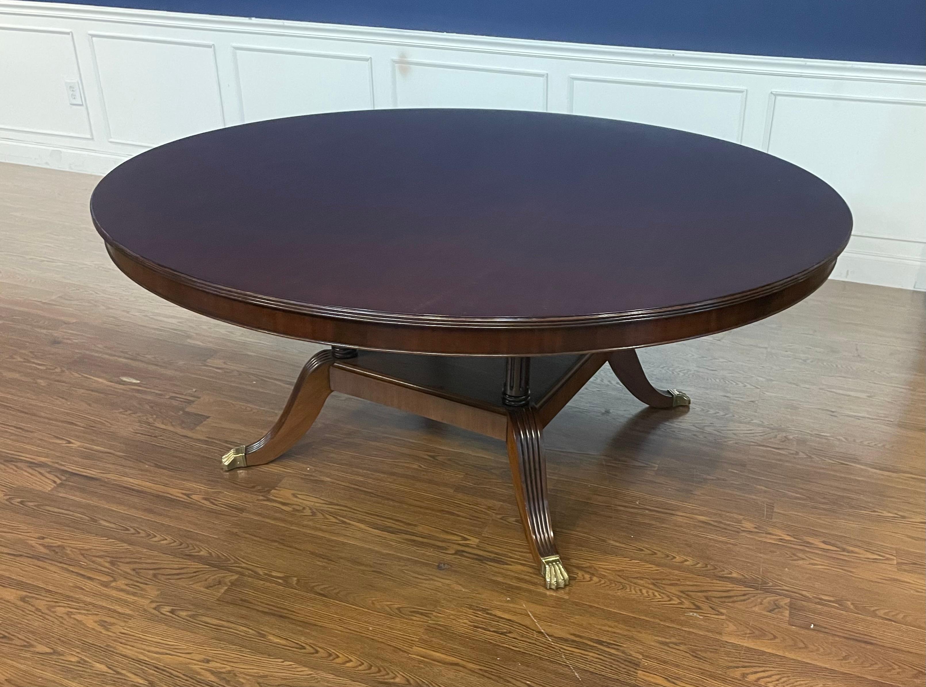 Table de salle à manger ronde de 72 pouces en acajou par Leighton Hall - Échantillon de salle de montre Bon état - En vente à Suwanee, GA