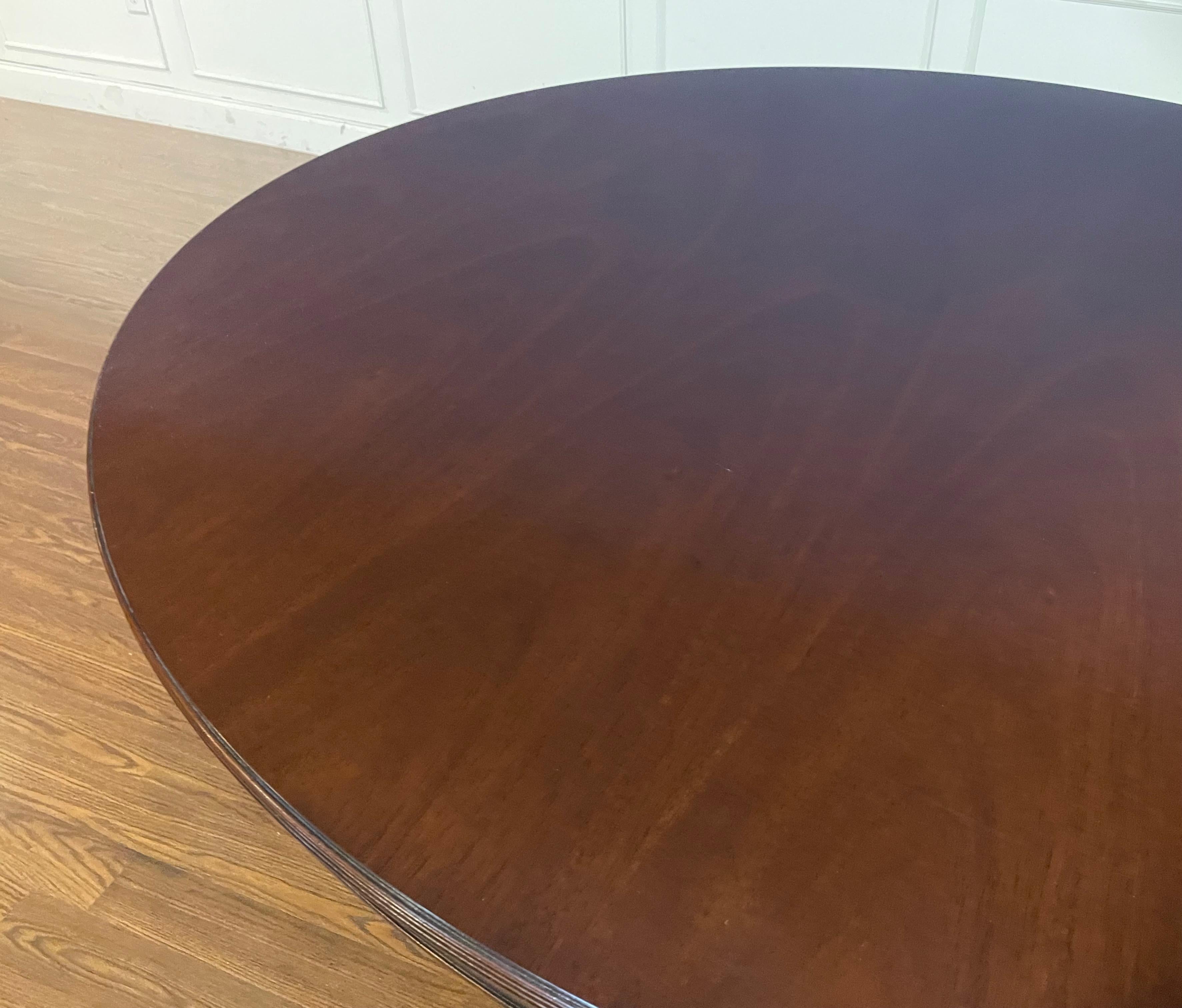 XXIe siècle et contemporain Table de salle à manger ronde de 72 pouces en acajou par Leighton Hall - Échantillon de salle de montre en vente