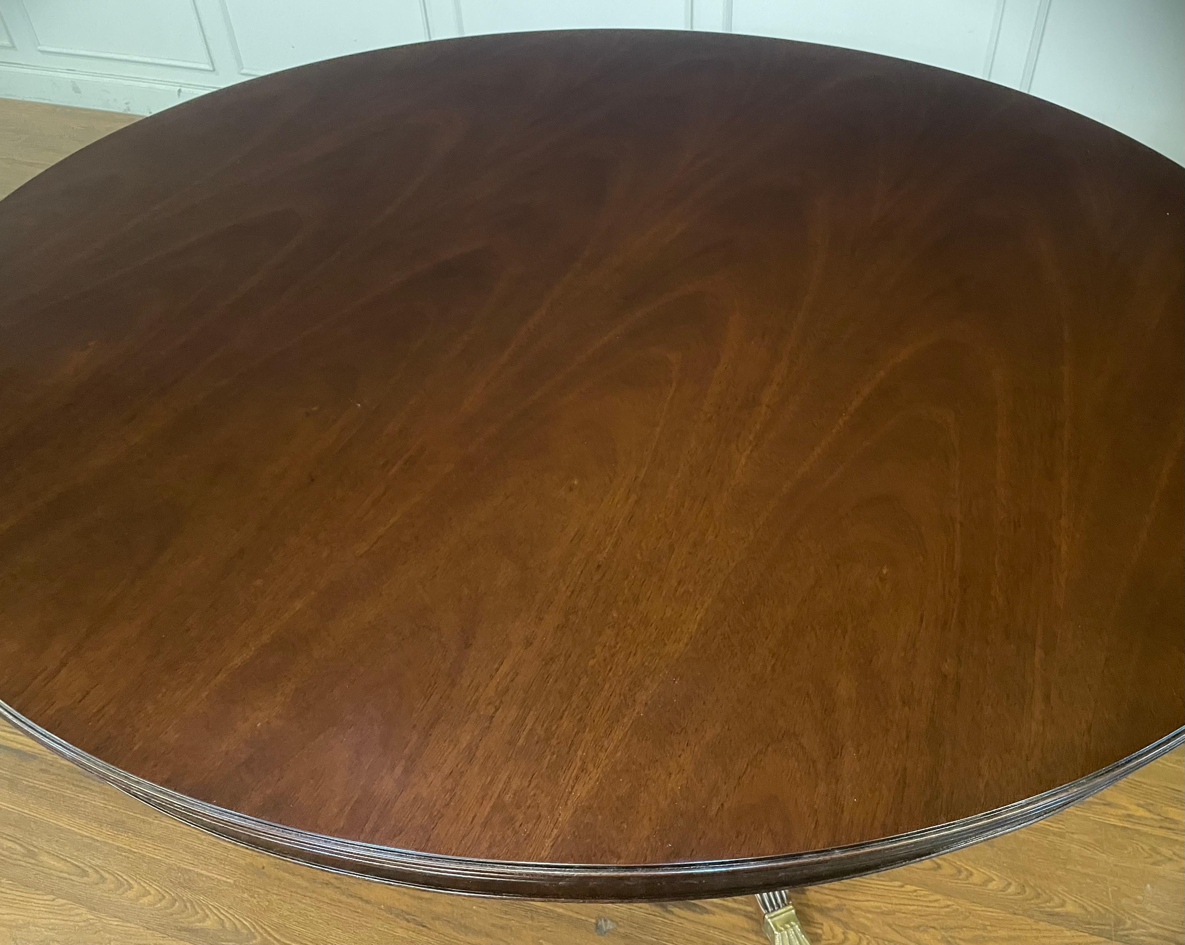 Acajou Table de salle à manger ronde de 72 pouces en acajou par Leighton Hall - Échantillon de salle de montre en vente