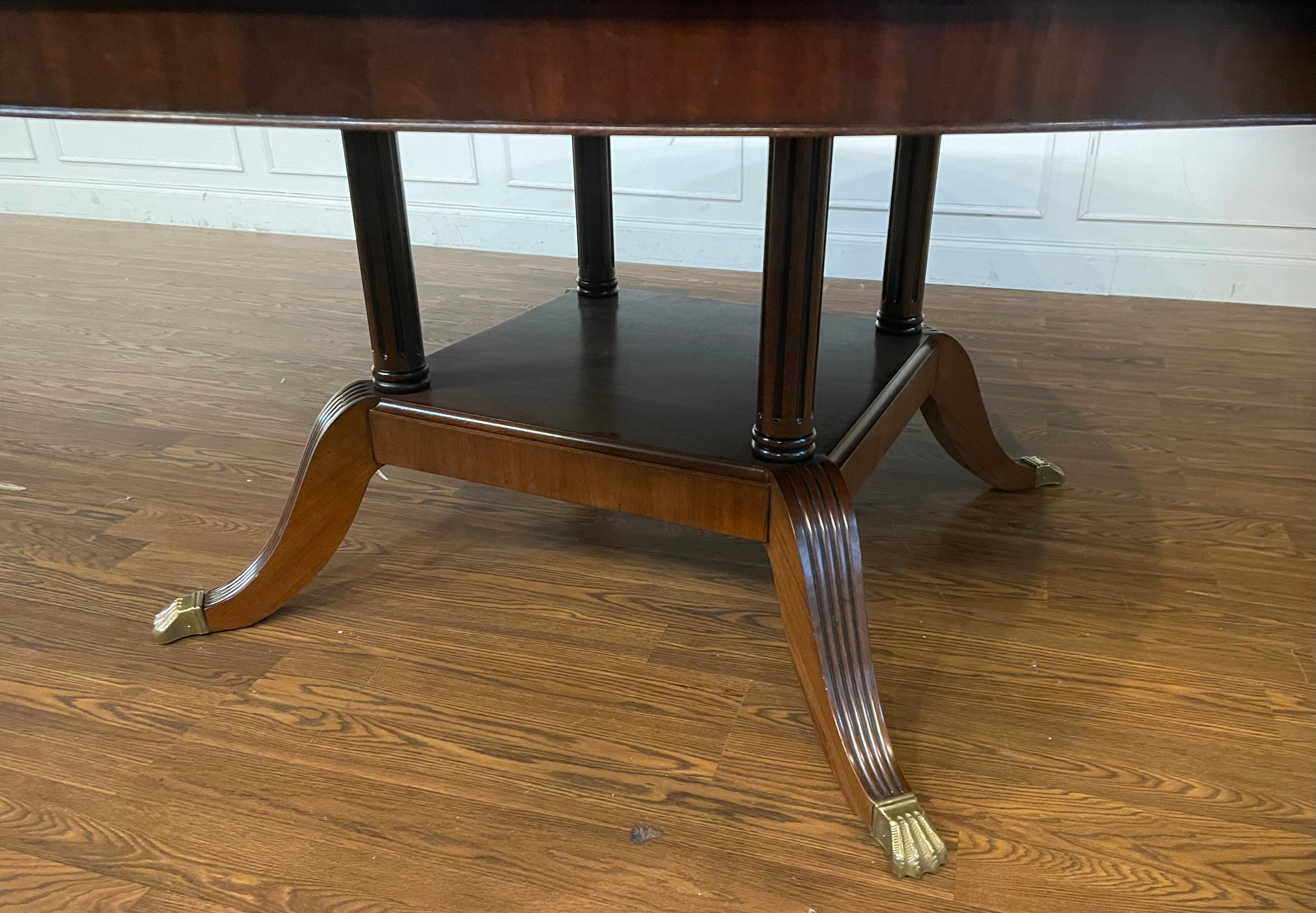 Table de salle à manger ronde de 72 pouces en acajou par Leighton Hall - Échantillon de salle de montre en vente 1