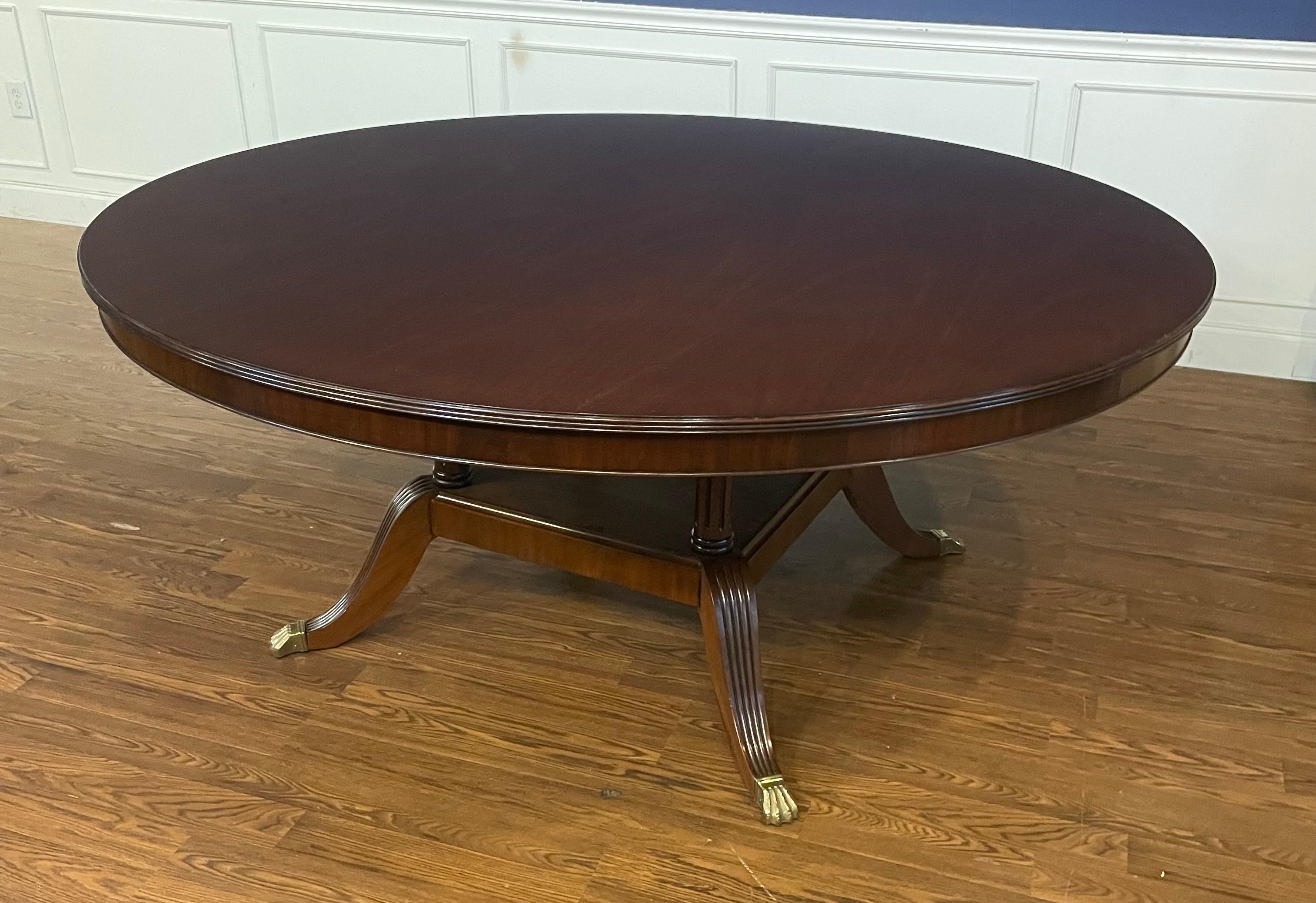 Table de salle à manger ronde de 72 pouces en acajou par Leighton Hall - Échantillon de salle de montre en vente 2