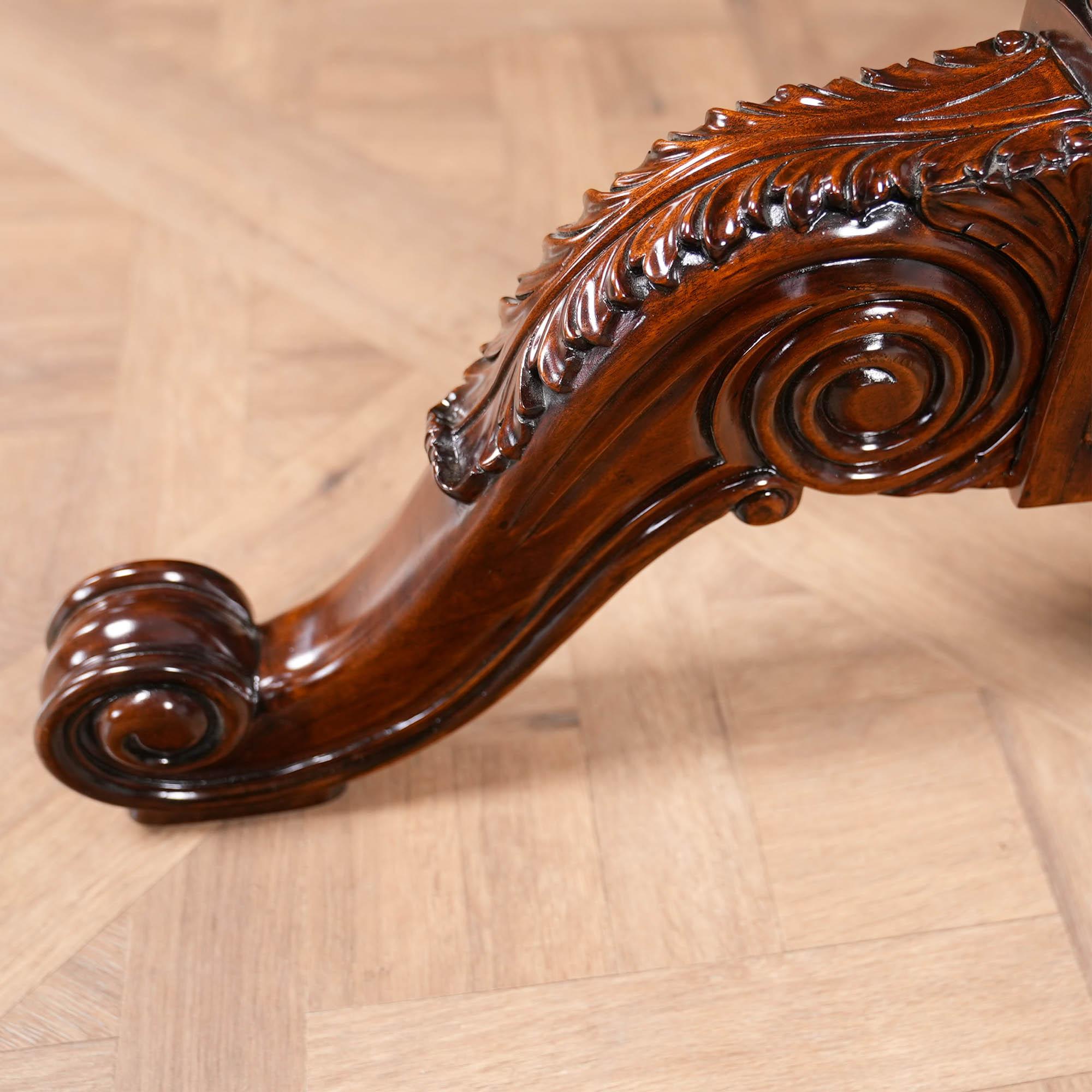 Sculpté à la main Table ronde de 72 pouces en vente
