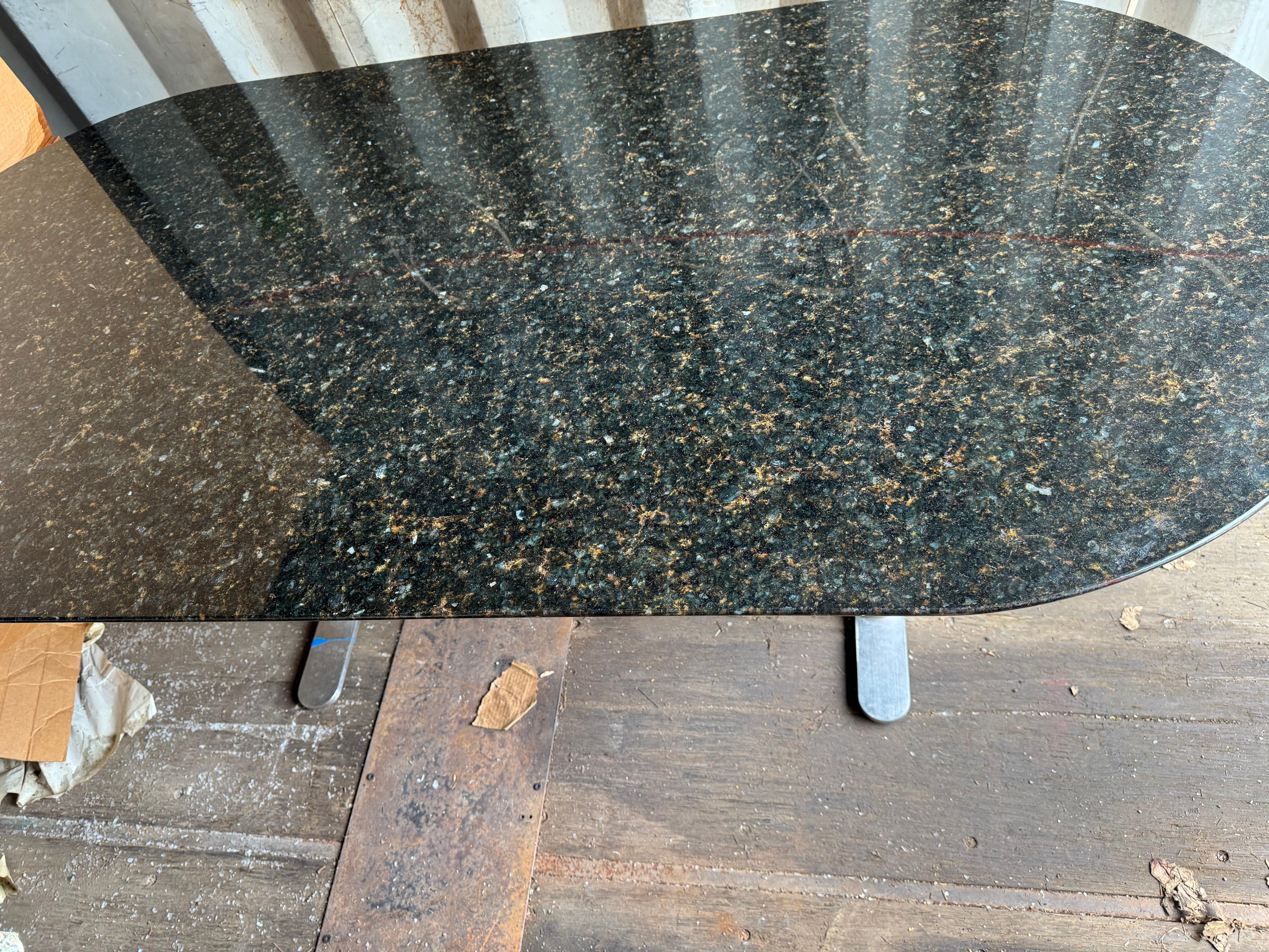 Table d
hippodrome 72" en acier brossé et granit John Geiger