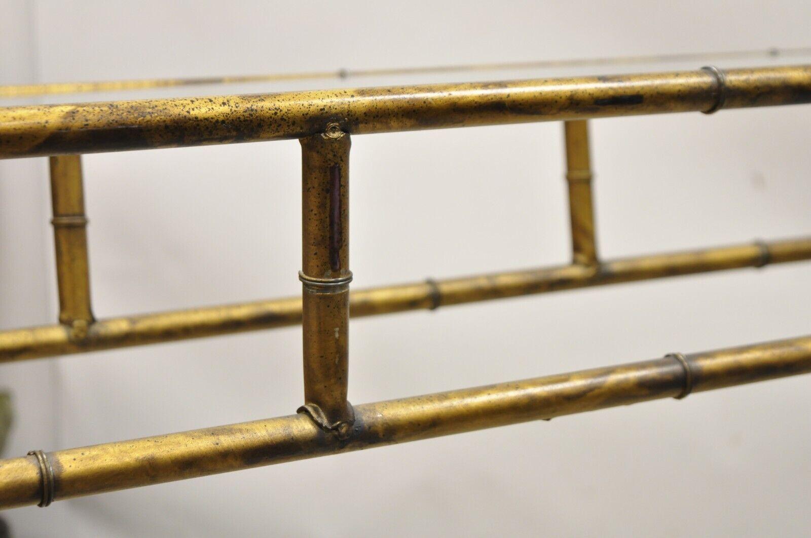 Italienischer Hollywood-Regency-Lounge-Konsolen-Sofatisch aus Kunstbambus und Metall im Angebot 1