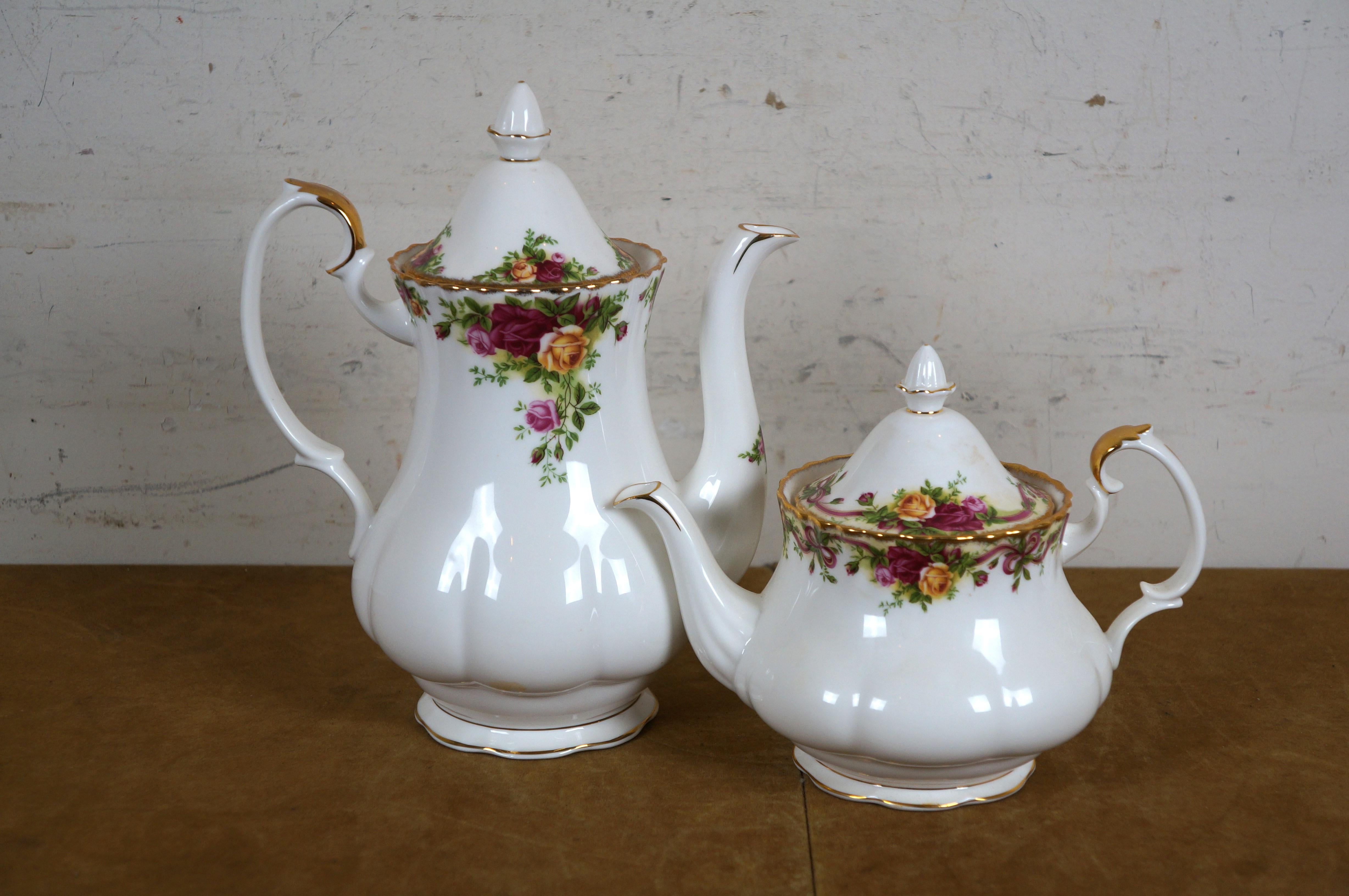 72 Pc Vintage Royal Albert Old Country Roses Ruby Celebration China Dinnerware In Good Condition For Sale In Dayton, OH