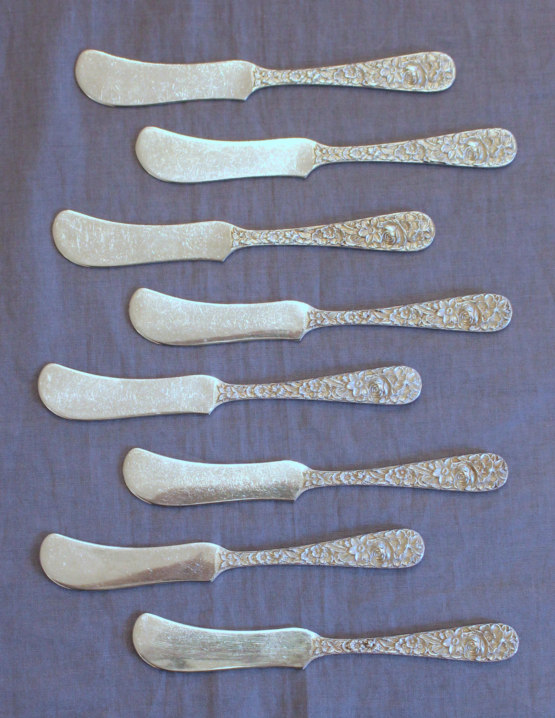 Servizio di posate in argento sterling da 72 pezzi per 8 di Kirk Repousse, marchio 1927-32. Composto da: 8 coltelli (8 7/8