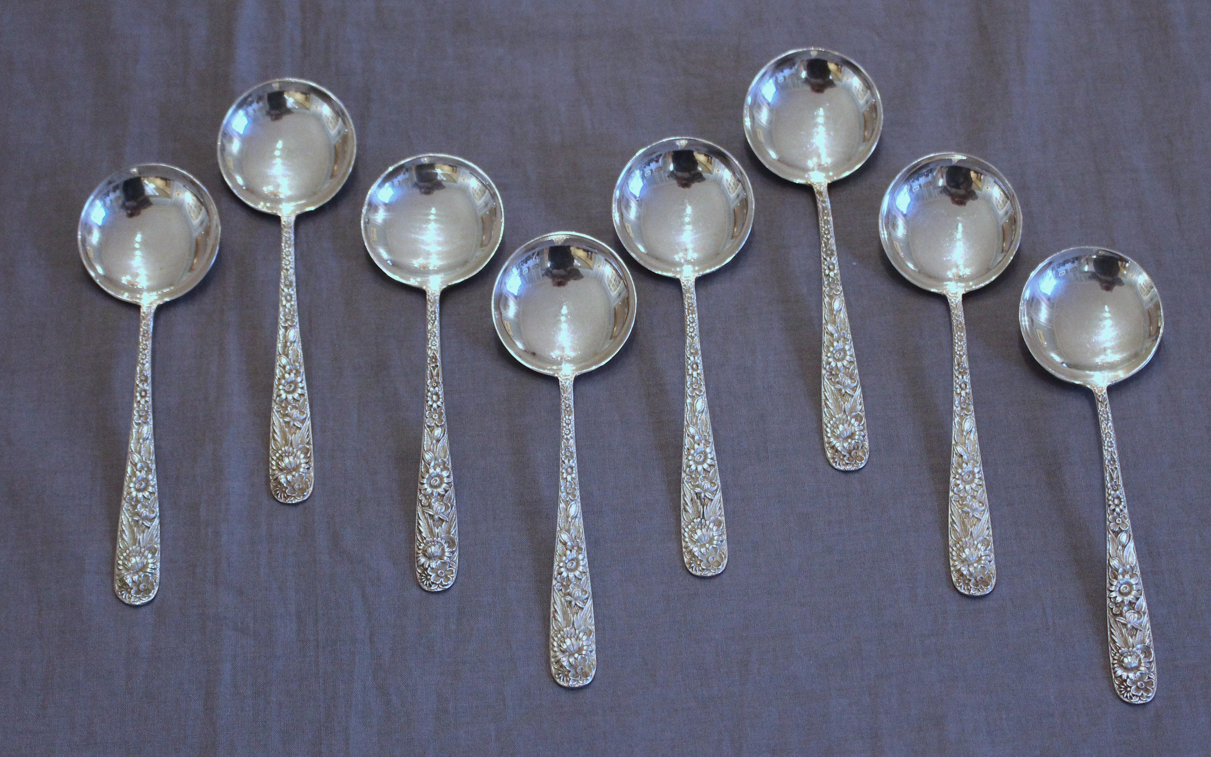 Sbalzo Set di posate in argento Kirk Repousse da 72 pezzi in vendita