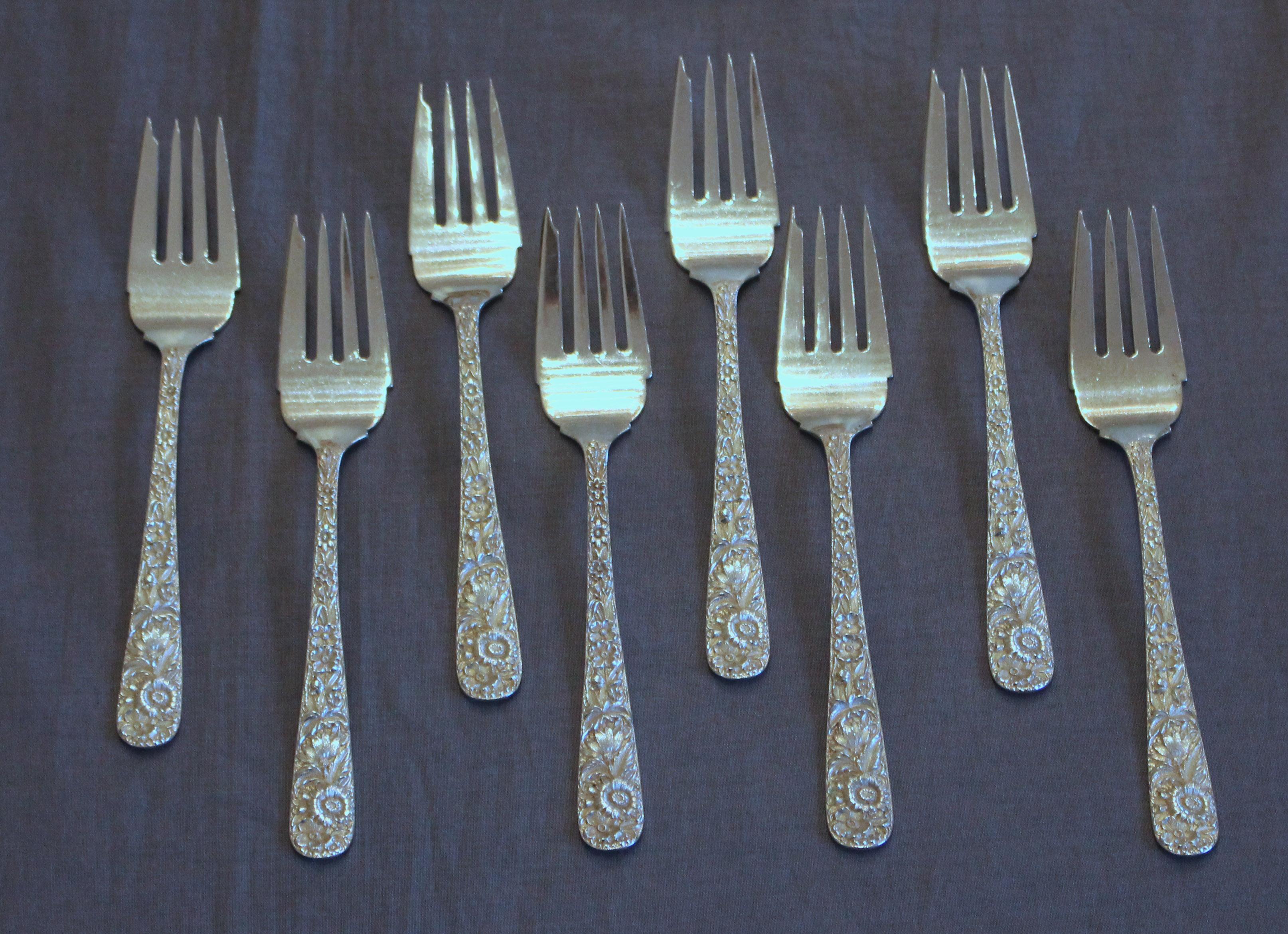 Set di posate in argento Kirk Repousse da 72 pezzi In condizioni buone in vendita a Chapel Hill, NC