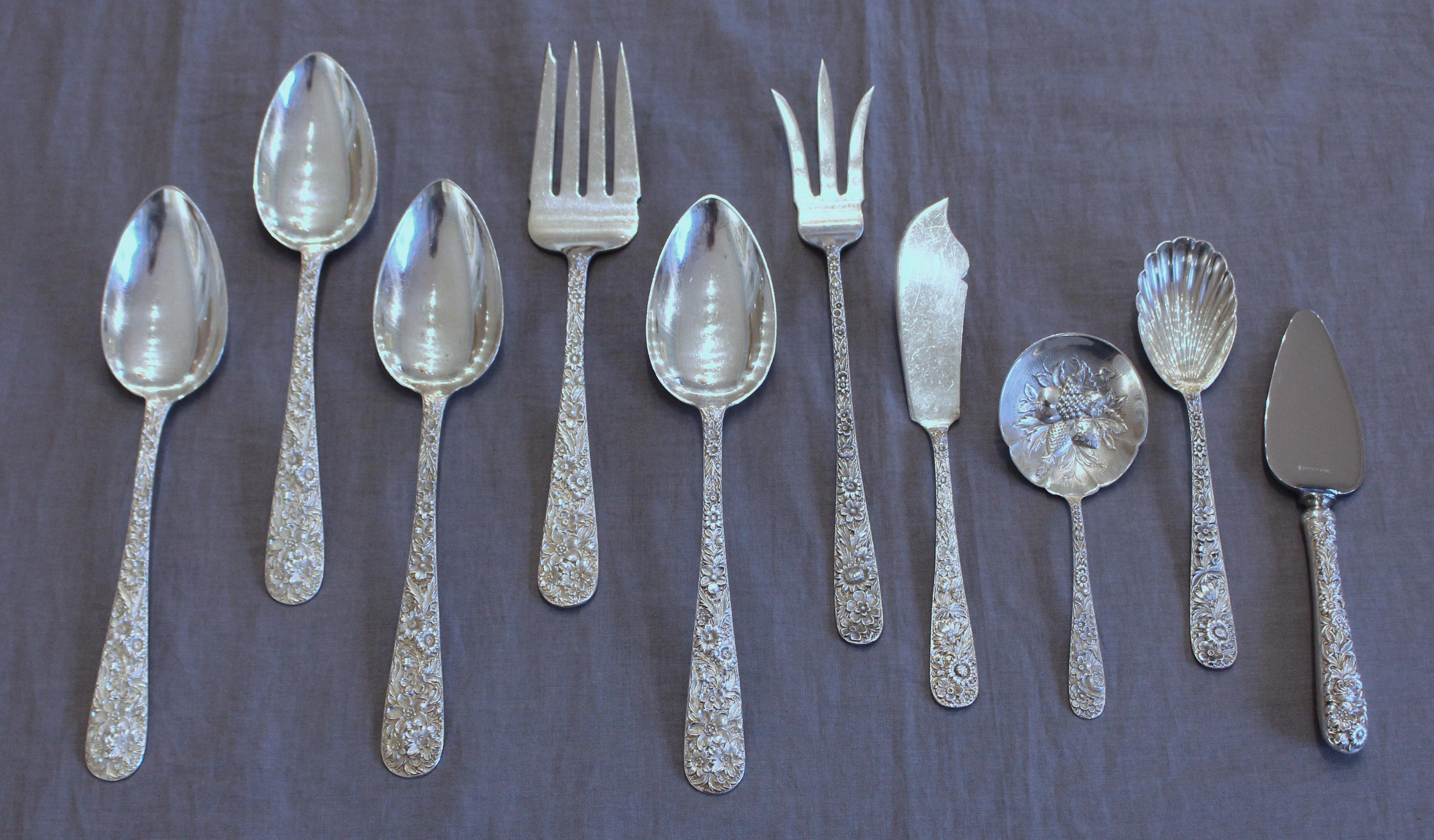 Argento 925 Set di posate in argento Kirk Repousse da 72 pezzi in vendita