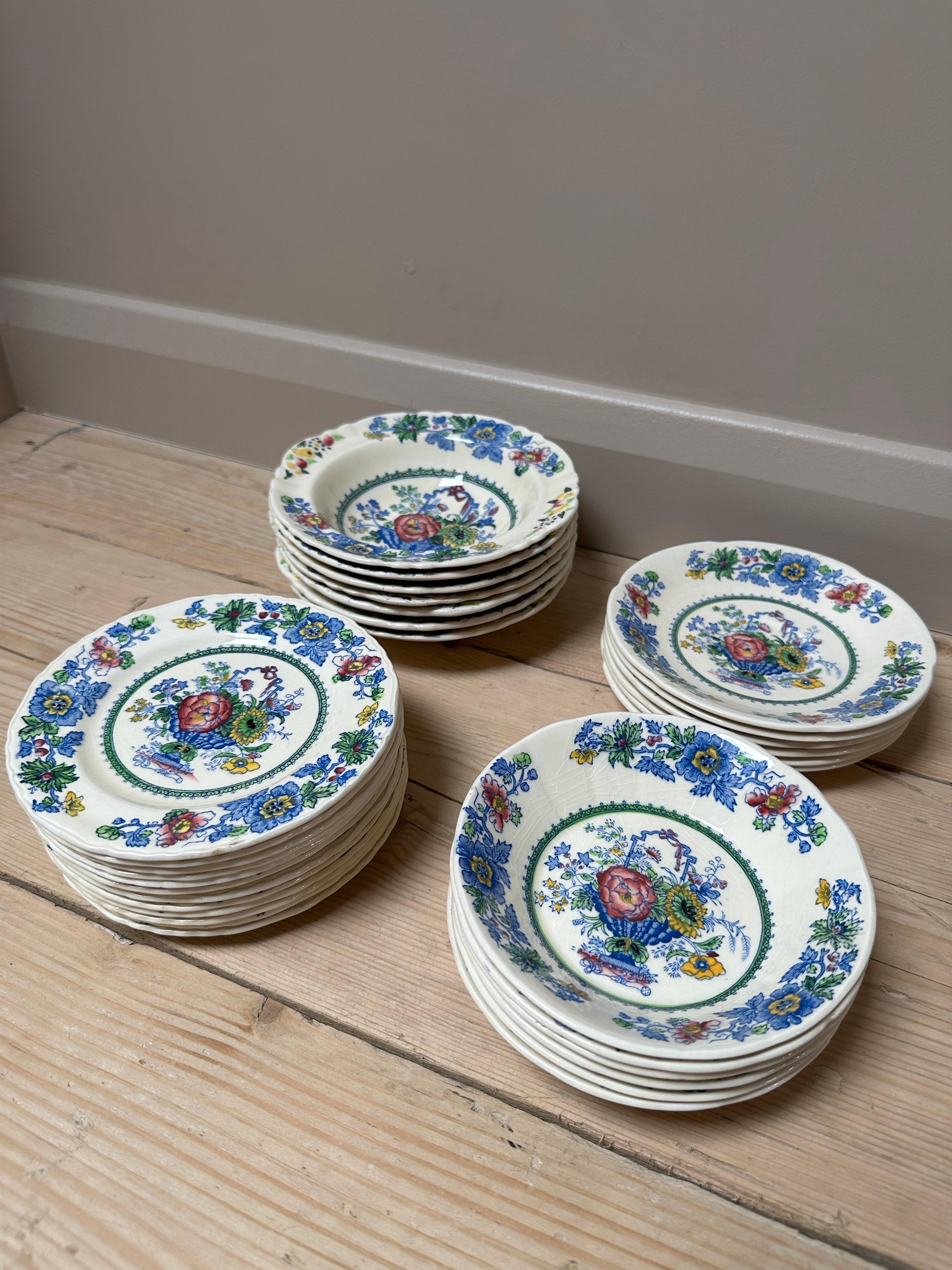 72-piece Mason's Strathmore Dinner Service, 19th Century, Pink & Blue Pattern For Sale 2