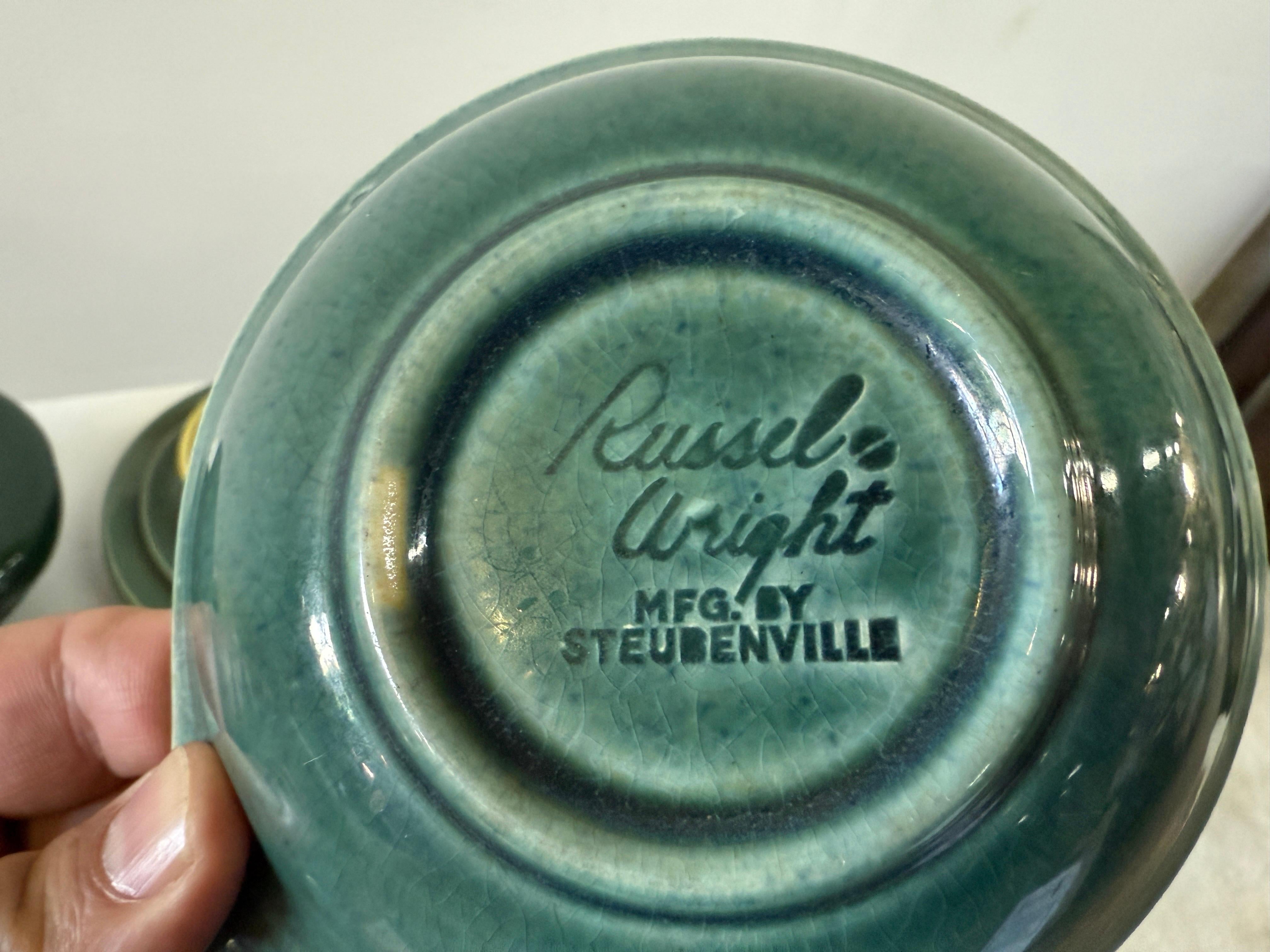 Il s'agit d'un magnifique ensemble de 72 pièces de poterie Vintage des années 1940-1950 de Steubenville pour Russel Wright.  L'association du jaune ocre et du vert confère à cet ensemble une allure élégante et classique. Le dessous est imprimé de
