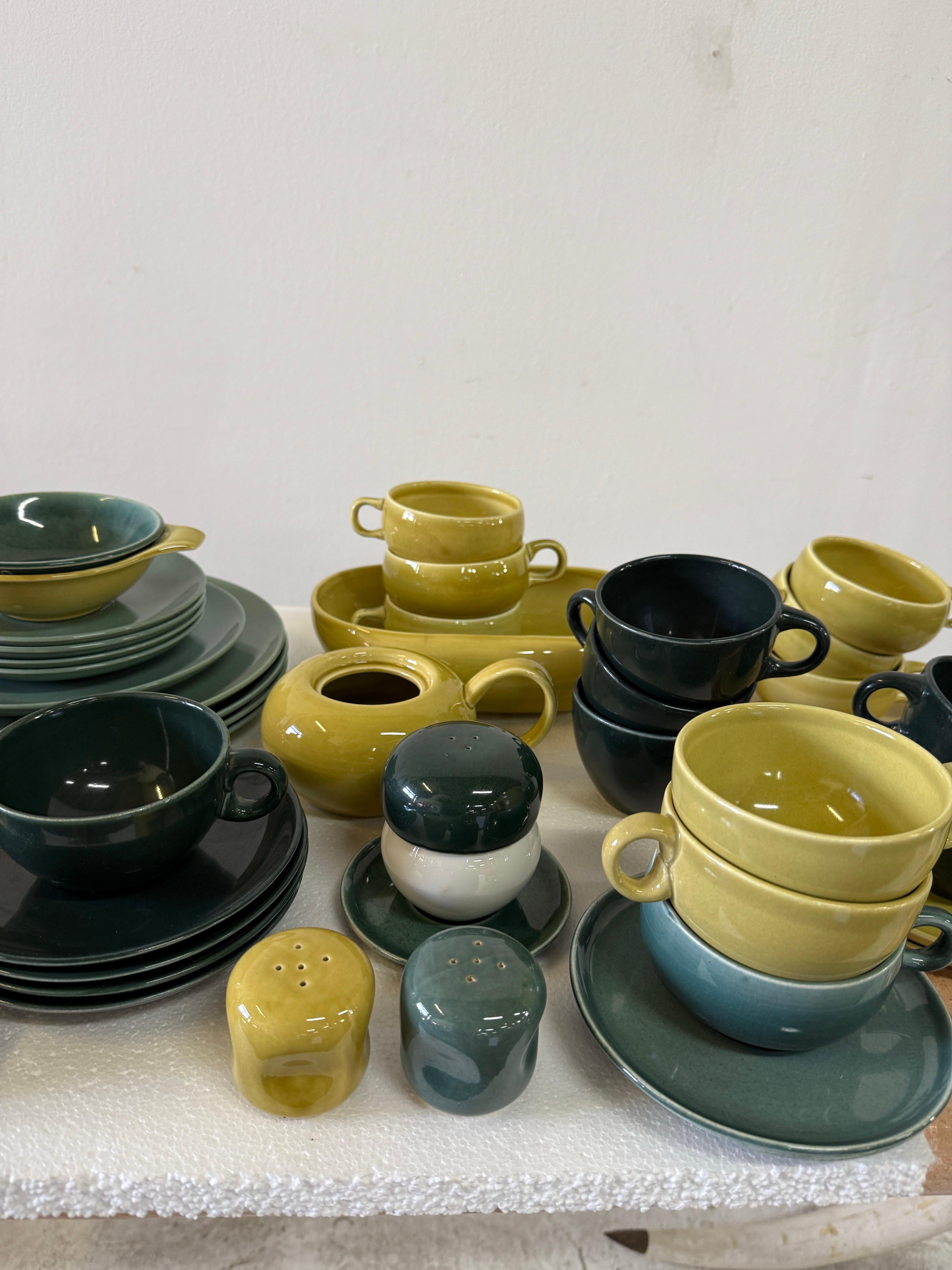 Vaisselle 72 pièces Russel Wright by Steubenville Vintage Pottery Bon état - En vente à North Miami, FL