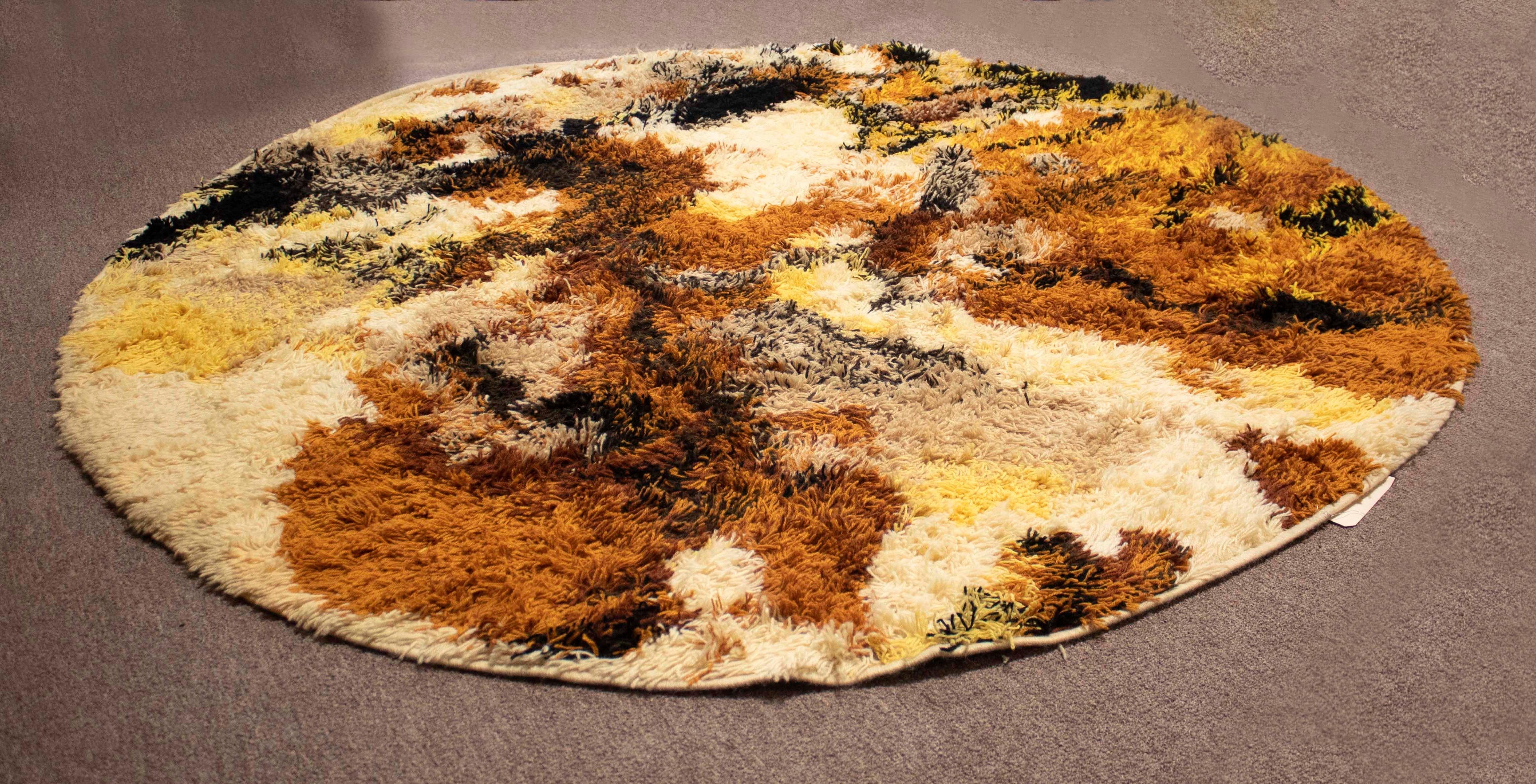 A fantastic vintage Mid-Century Modern round area rug in bold neutrals including creams, yellows, browns and blacks. Dimensions: 72