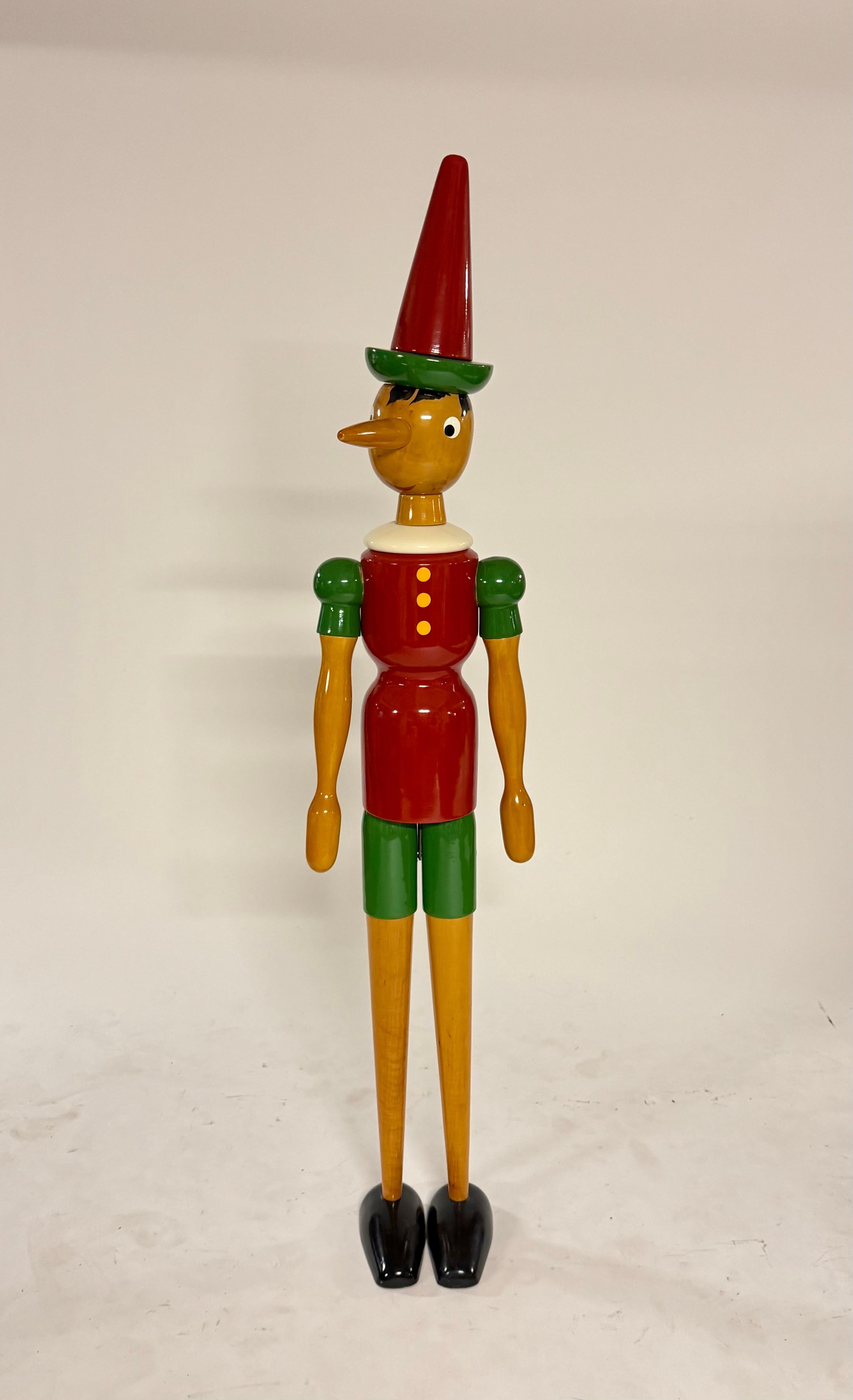 Übergroßer oder lebensgroßer, voll beweglicher Pinocchio, italienische Holzskulptur, die später zu der berühmten und beliebten Disney-Figur wurde.  Handbemalt mit roter, grüner, schwarzer, weißer und gelber Original-Emailfarbe. Einzigartiges