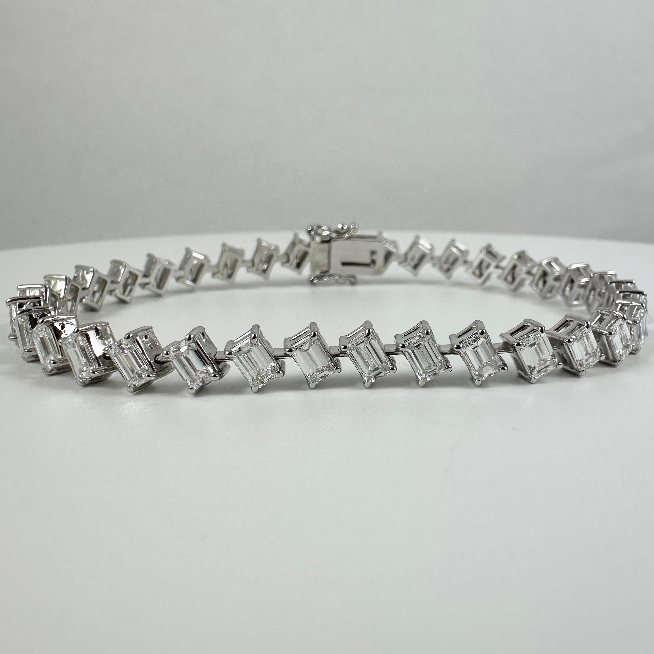 7.20 Carat Emerald Cut Diamond Tennis Bracelet in 14K White Gold, 7 Inches In New Condition For Sale In New York, NY