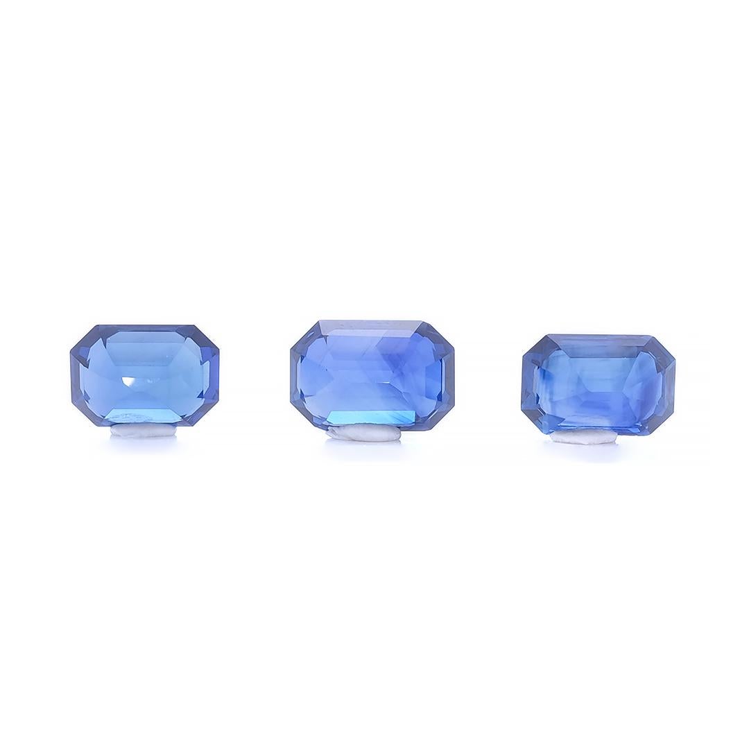 Moderne Trio de saphirs octogonaux de 7,20 carats certifiés GRS, d'un bleu royal vif en vente