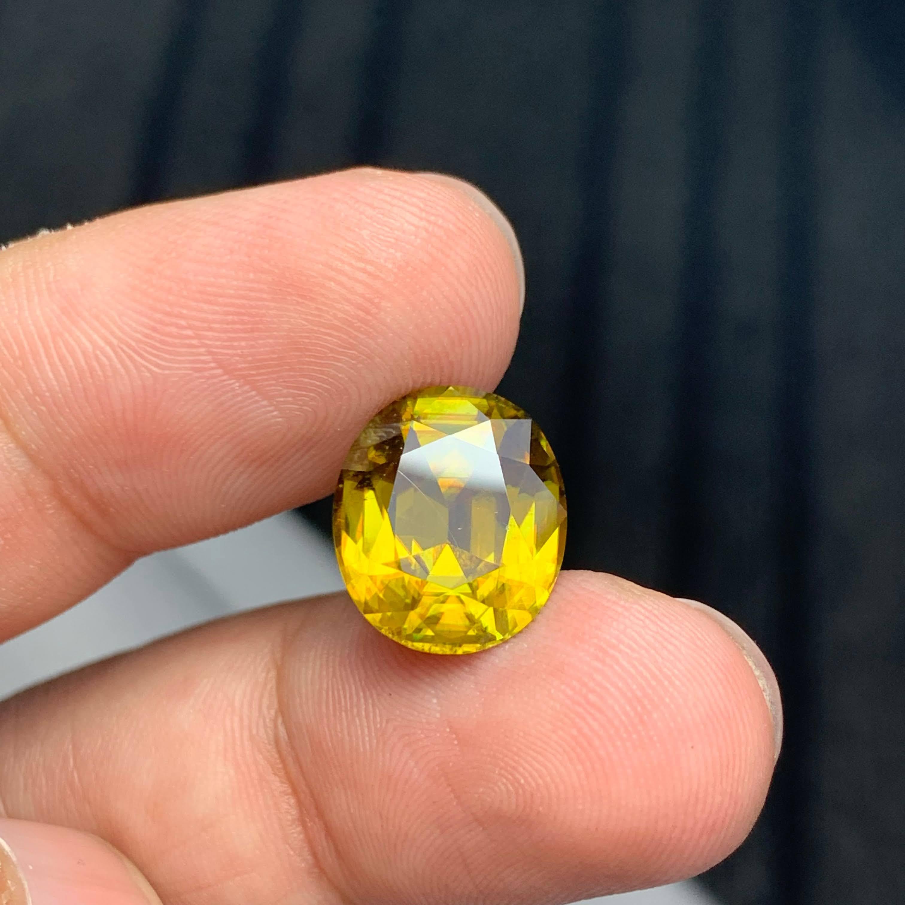 7.20 Carat Loose Natural Sphene Stone Oval Shaped Madagascar's Gemstone In New Condition For Sale In Bangkok, TH