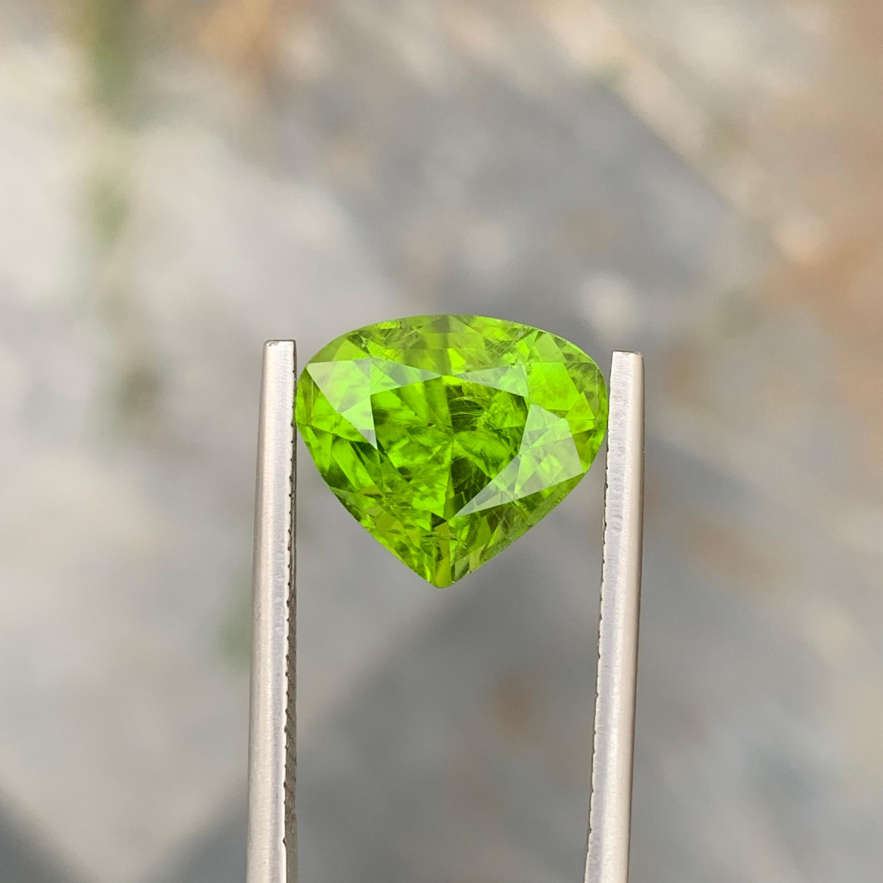 Loser Peridot
Gewicht: 7,20 Karat
Abmessung: 11.3 x 12.9 x 8.3 Mm
Farbe: Grün
Herkunft: Supat-Tal, Pakistan
Die Form: Birne 
Zertifikat: Auf Anfrage
Behandlung: Nicht

Der Peridot, ein leuchtender und glänzender Edelstein, wird seit Jahrhunderten