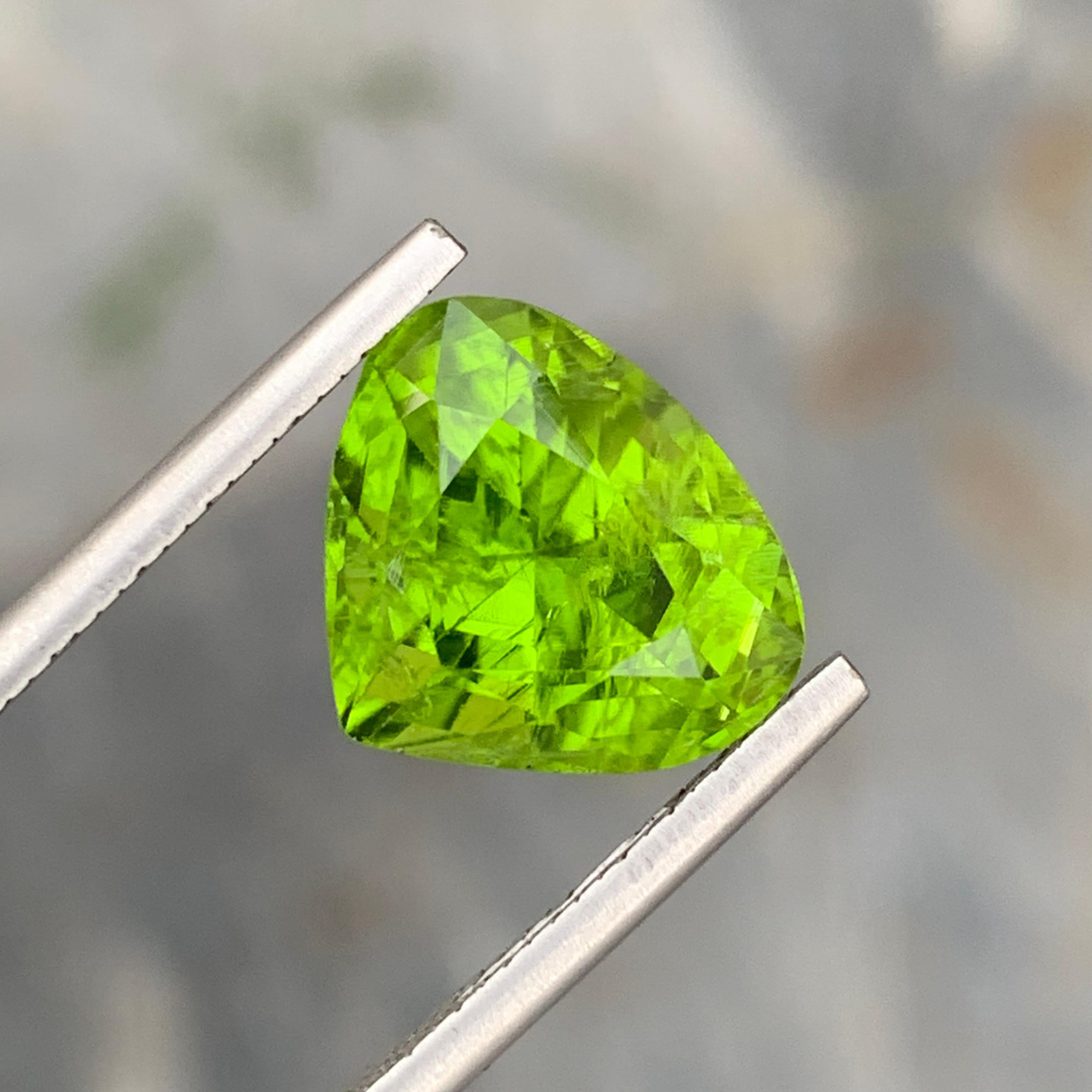 7,20 Karat Natürlicher loser Apfelgrüner Peridot Birnenform Edelstein für Schmuckherstellung im Zustand „Neu“ im Angebot in Peshawar, PK
