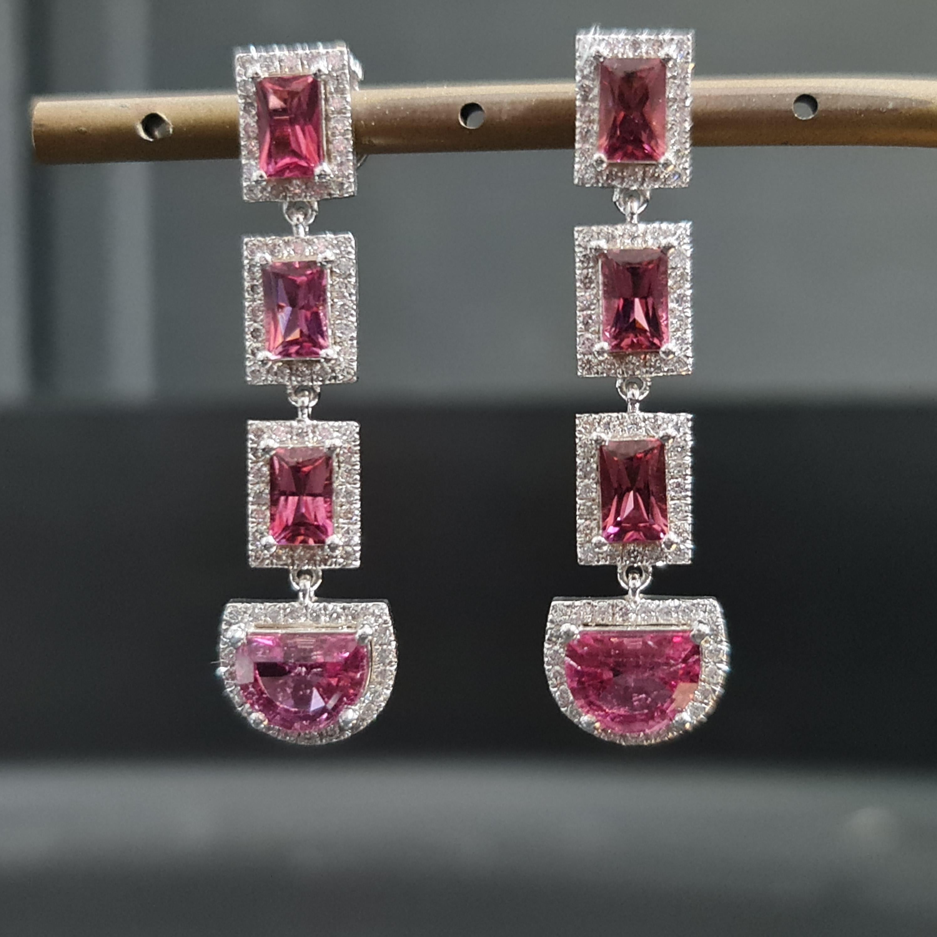 Unsere exquisiten Ohrringe aus rosafarbenem Turmalin sind eine wahre Verkörperung von Eleganz und Raffinesse. Diese mit äußerster Präzision gefertigten Ohrringe werden jeden Betrachter mit ihrer faszinierenden Schönheit in ihren Bann ziehen.

Jeder