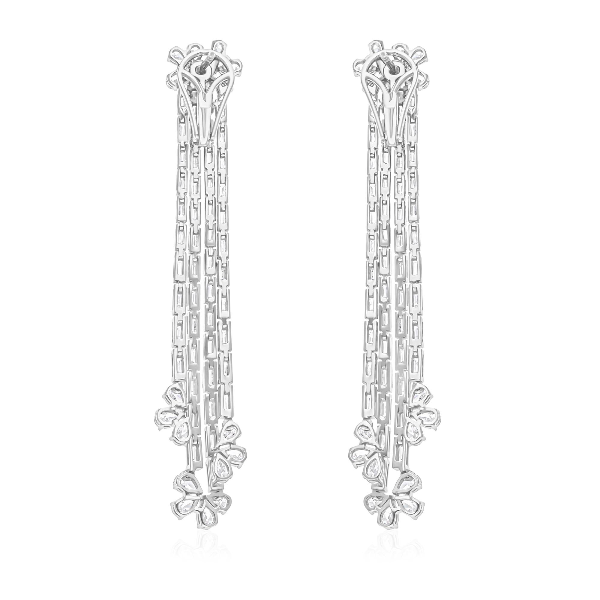Moderne Boucles d'oreilles chandelier en or blanc 14 carats avec diamants taille poire baguette SI/H de 7,20 carats en vente