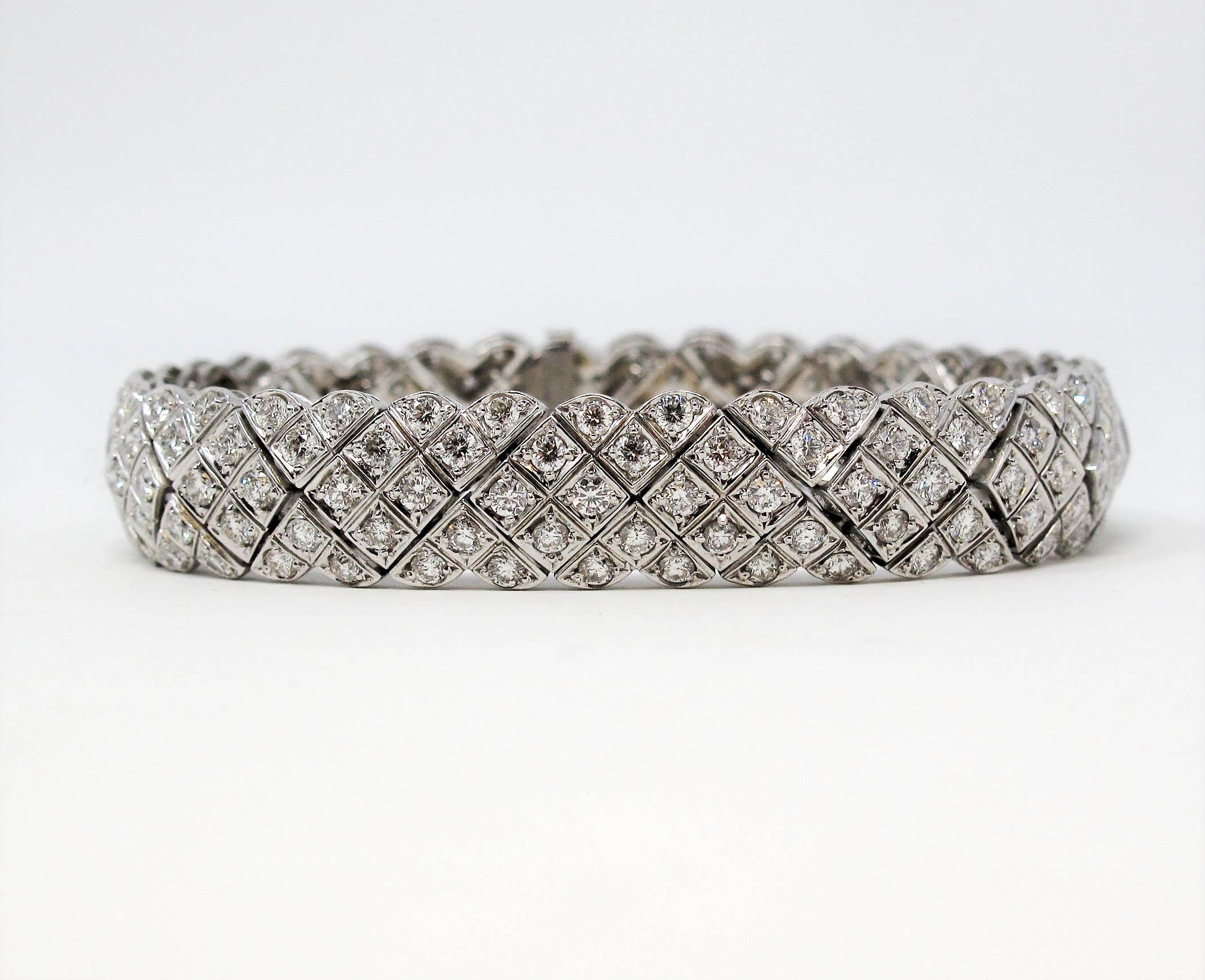 Bracciale di diamanti incredibilmente bello, con scintille e lucentezza brillanti.  Con 5 file di scintillanti diamanti naturali, questo incredibile bracciale ti farà sentire una star. Lo stile flessibile e curvo abbraccia il polso per una
