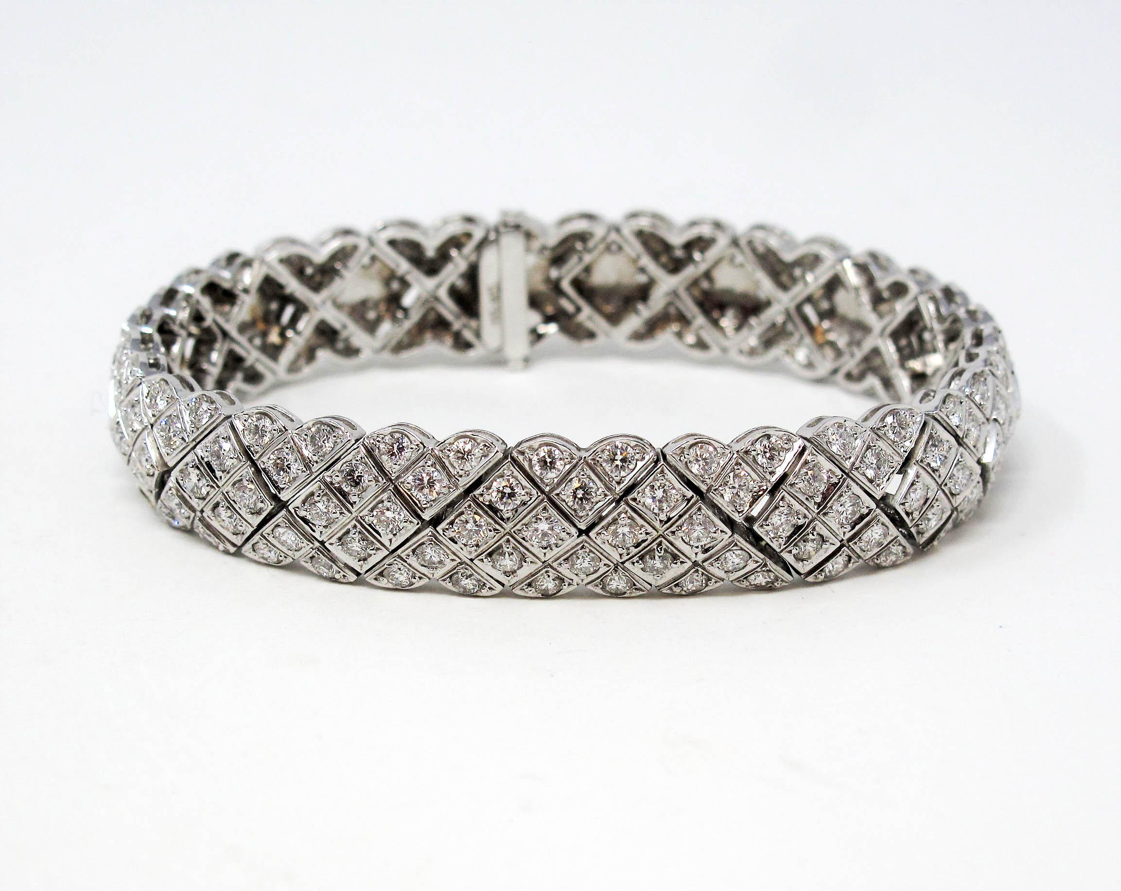 Contemporaneo 7,20 carati totali di diamanti rotondi Pave Bracciale in oro bianco 18 carati E. F. A in vendita