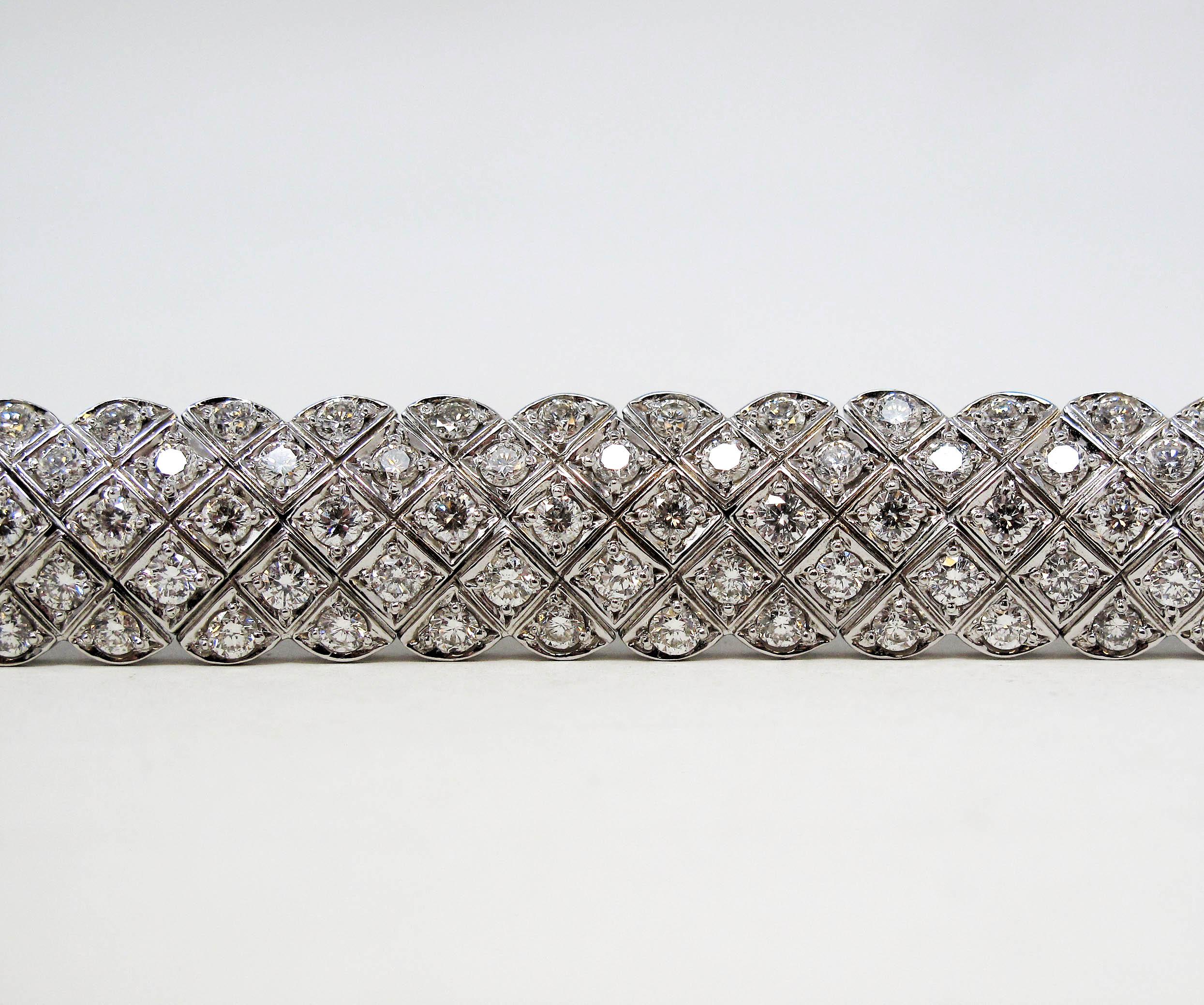 7,20 carati totali di diamanti rotondi Pave Bracciale in oro bianco 18 carati E. F. A In condizioni buone in vendita a Scottsdale, AZ