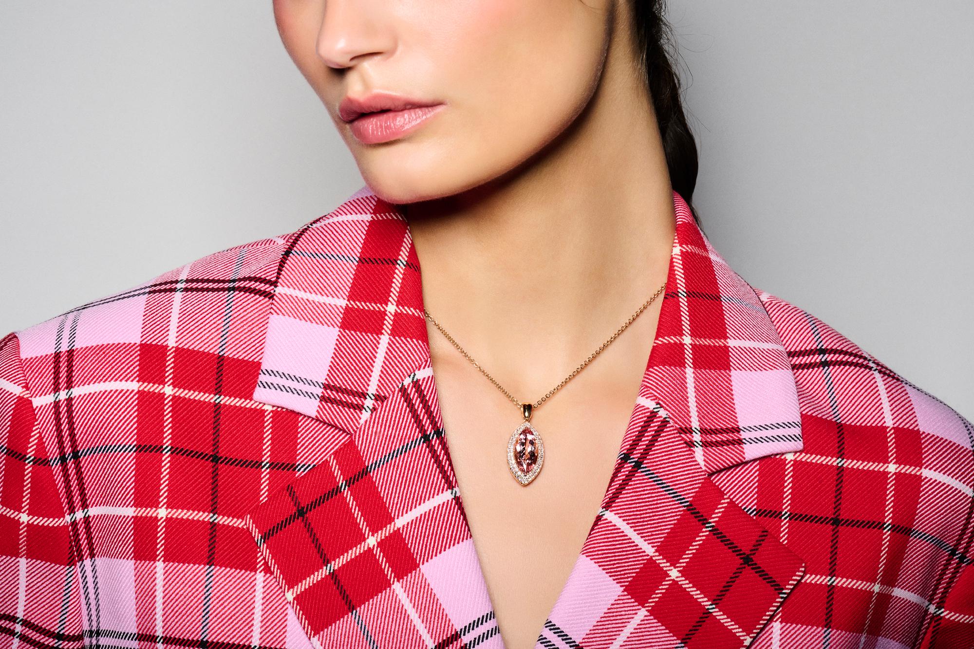 One of a kind “Emmanuelle” necklace in 18K rose gold 13,5g set with a 7,20Ct fantastic, eye clean  