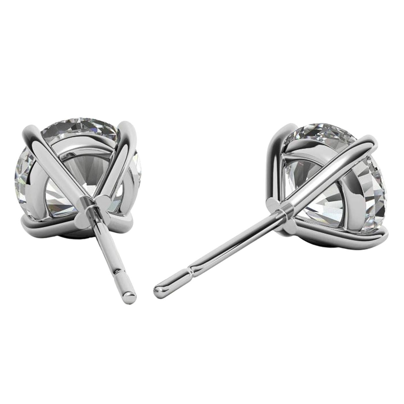 Taglio rotondo Orecchini a perno con diamante rotondo naturale GIA da 7,20 carati a 4 punte Si1/Si2 in oro 14K in vendita