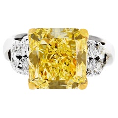 7.20 Karat Diamant-Verlobungsring mit gelbem Fancy-Diamant im Strahlenschliff und drei Steinen