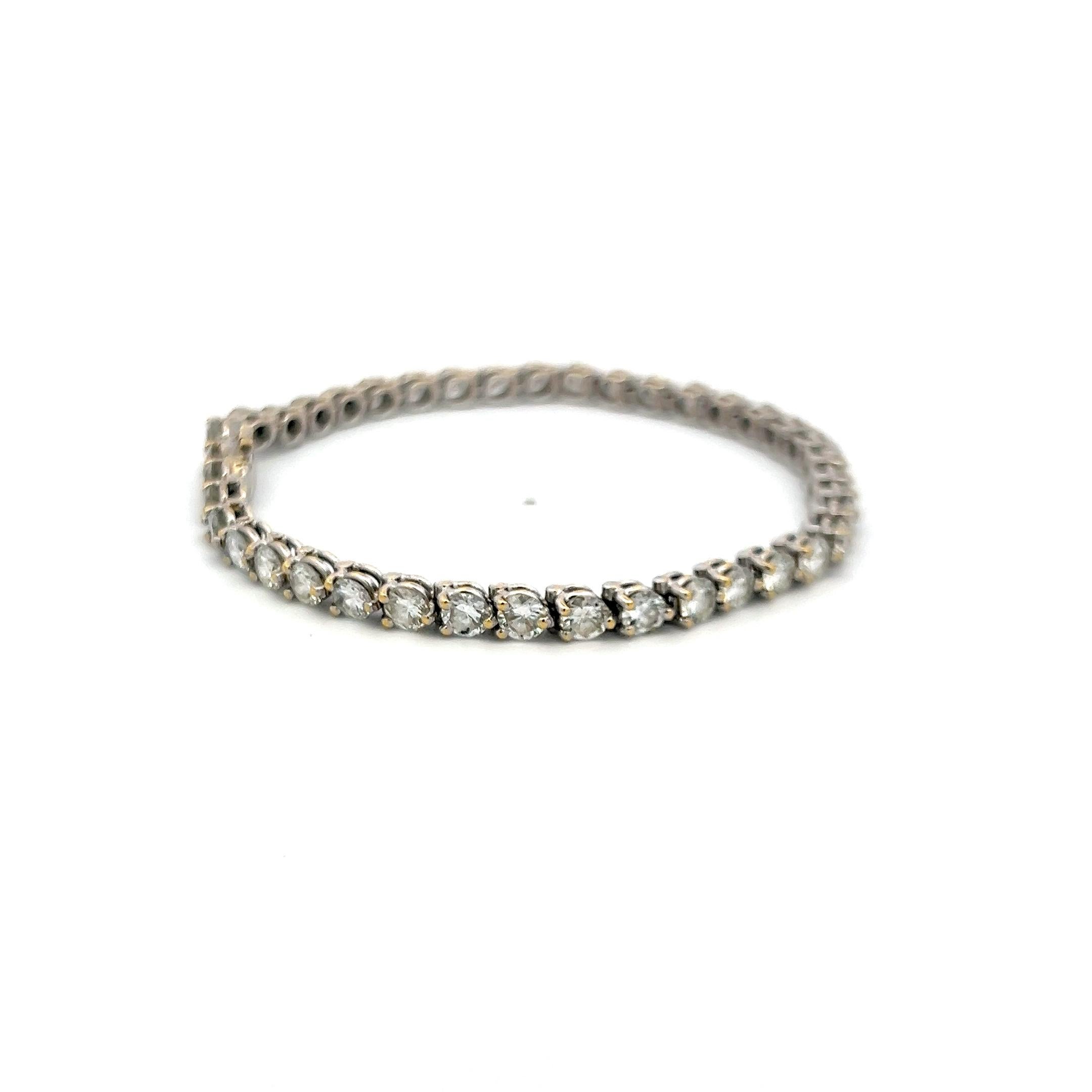 Titolo:
Espressione di eleganza senza tempo, questo bracciale tennis con diamanti da 7,20 carati incarna il lusso raffinato e la classica sofisticatezza. Realizzato con maestria in oro bianco 18 carati, presenta 40 diamanti rotondi taglio brillante
