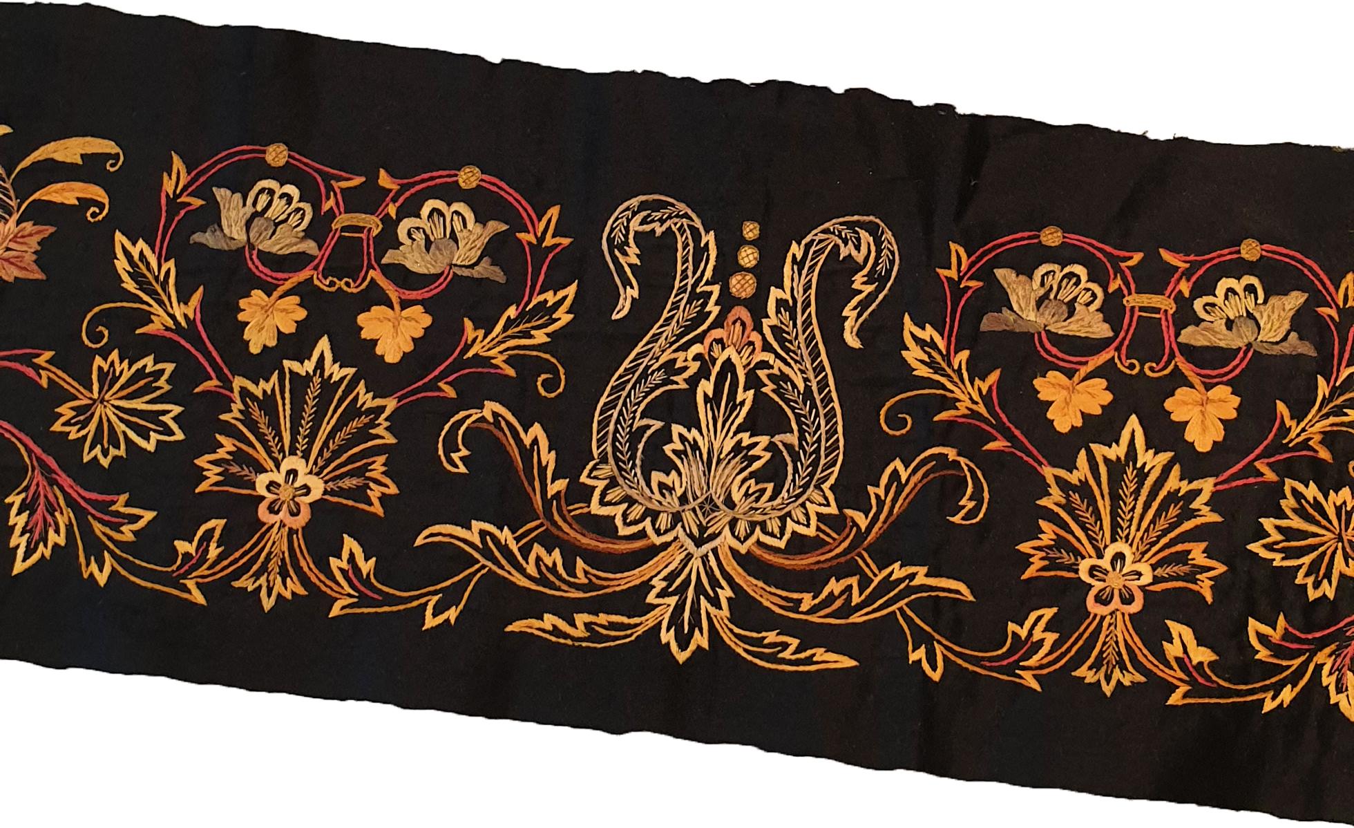 Arts and Crafts 721 - 20th Century French Textile For Sale