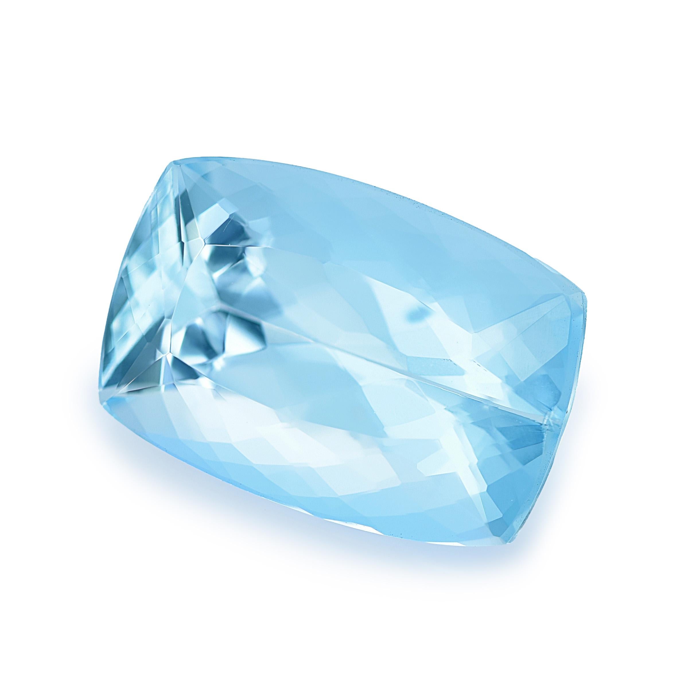 Desvela el encanto de una Aguamarina Natural de 7,21 quilates, con forma de cojín y talla Brillante/Paso para realzar el brillo. Con unas medidas de 15,29 x 10,08 x 7,12 mm, esta gema cautiva con su relajante color Azul Claro. Con una claridad muy