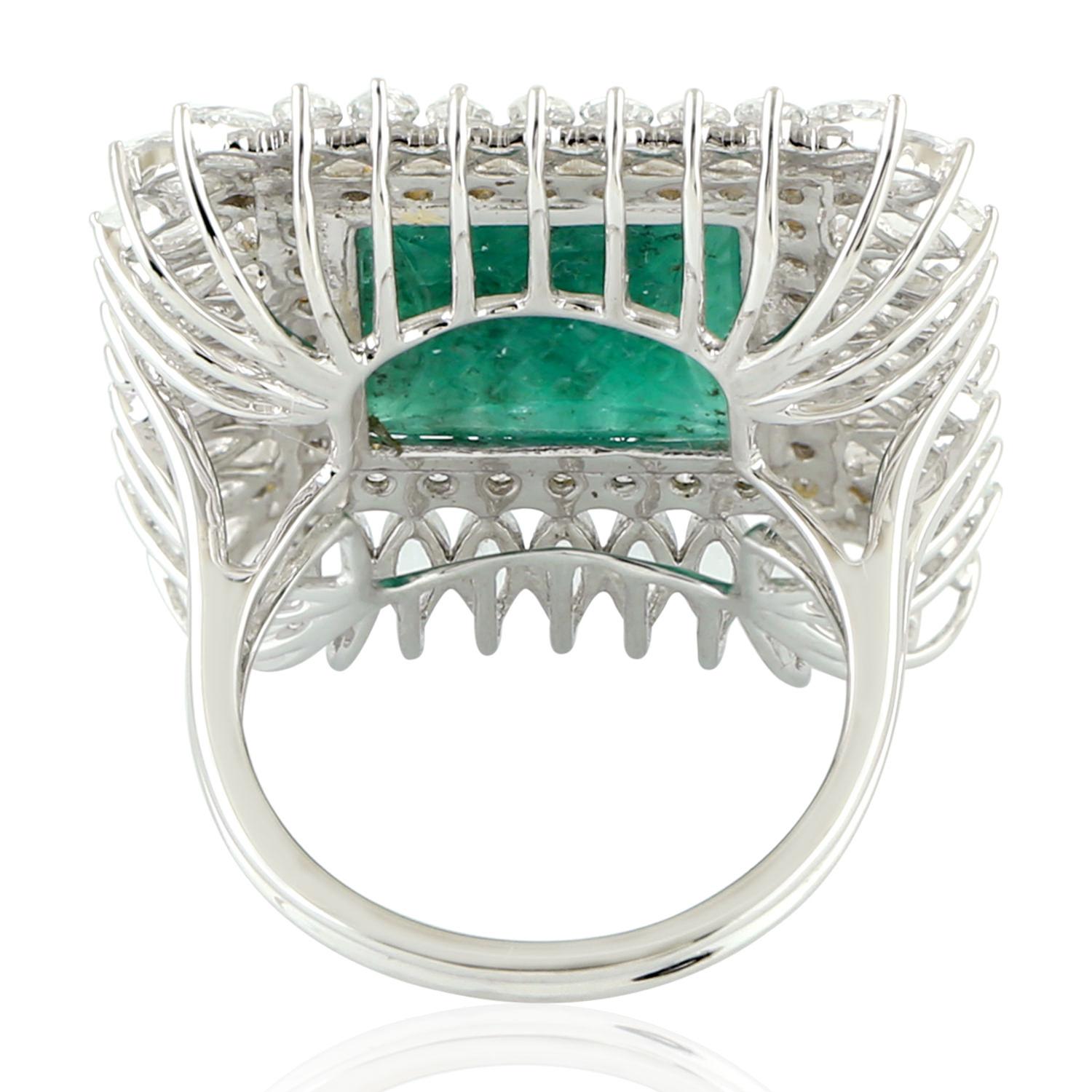 Mixed Cut 7.21 ct Carved Emerald Cocktail Ring With White Sapphire & Diamonds In 18k Gold For Sale