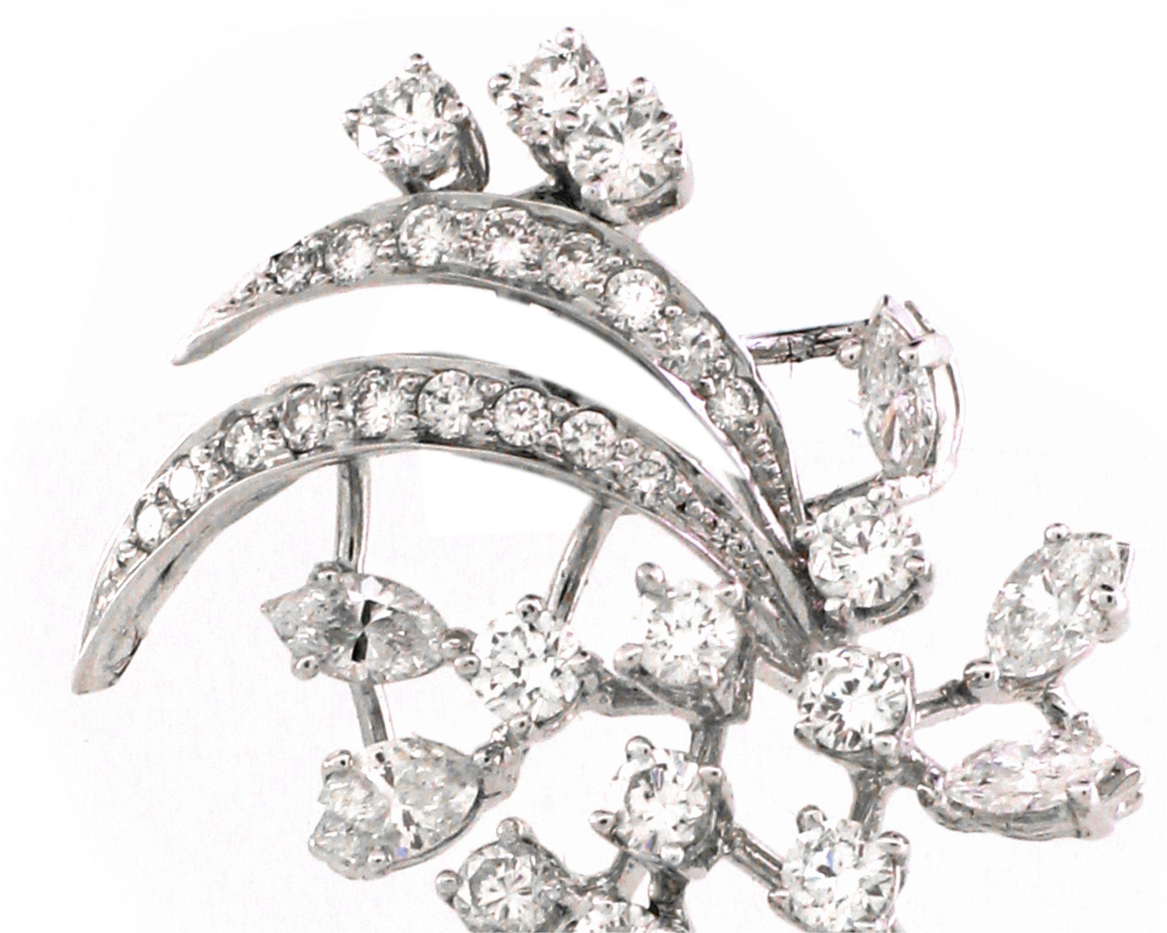Ti presentiamo uno squisito gioiello che unisce perfettamente eleganza e versatilità: un ciondolo con spilla ornato da un'incredibile serie di diamanti. Questo capolavoro presenta 5,36 carati di splendidi diamanti bianchi rotondi, completati da 12