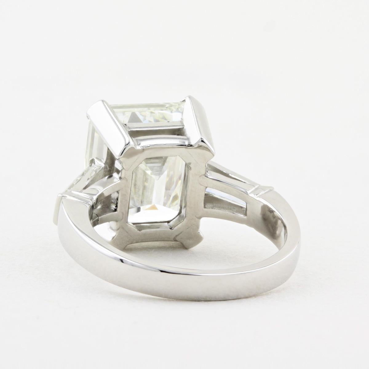 Anillo de compromiso de diamantes talla esmeralda de 7.21 ct Corte esmeralda en venta