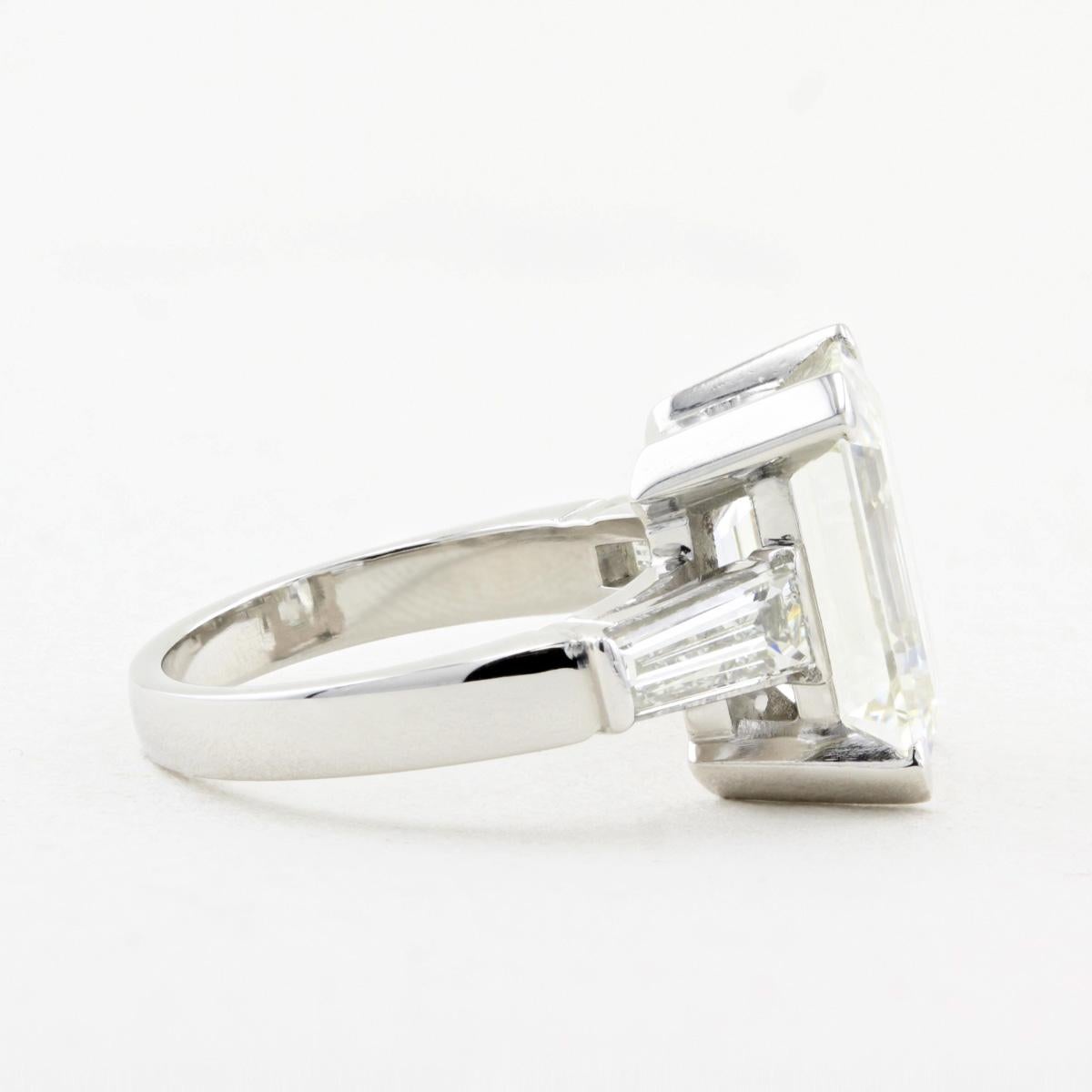 Anillo de compromiso de diamantes talla esmeralda de 7.21 ct en Excelente estado para la venta en London, GB