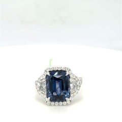 Anello in oro bianco con spinello blu cobalto da 7,22 carati, taglio a cuscino, e diamante