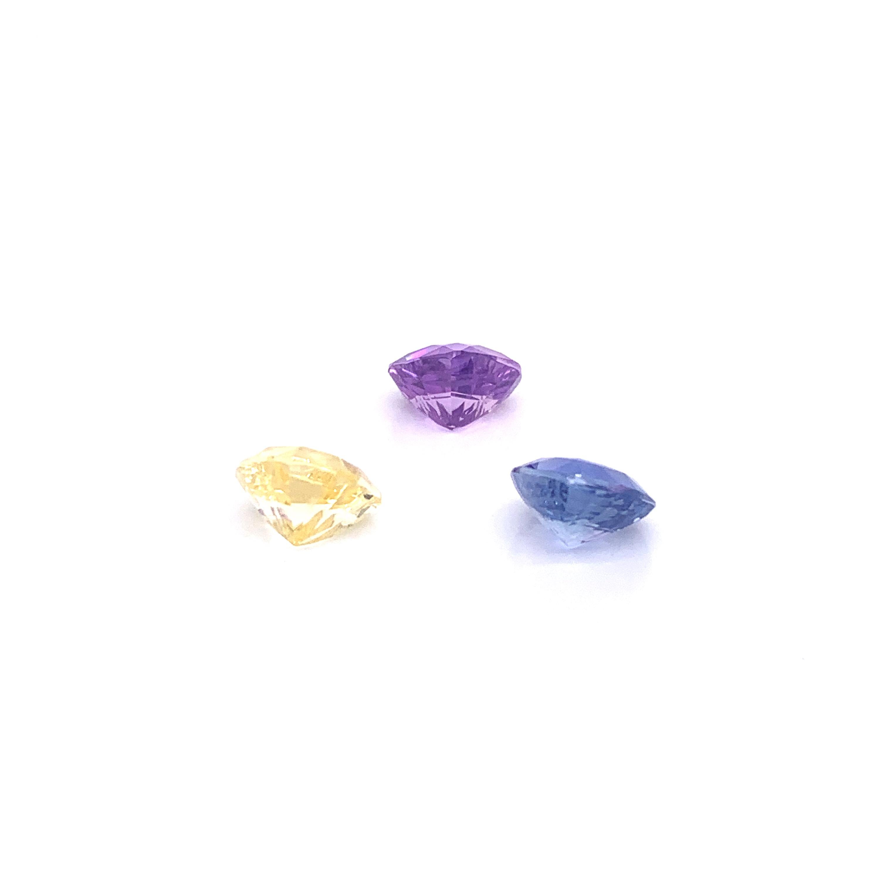 Contemporain Trio de saphirs bleus, roses et jaunes non chauffés en forme de cœur de 7,22 carats en vente