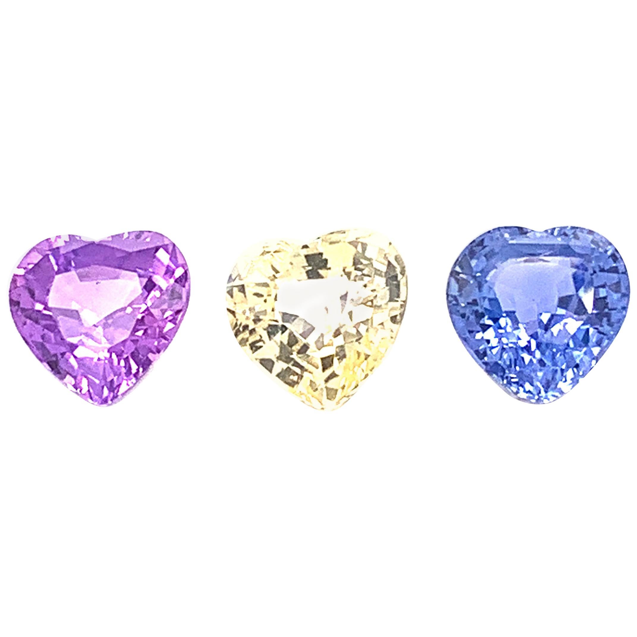 Trio de saphirs bleus, roses et jaunes non chauffés en forme de cœur de 7,22 carats en vente