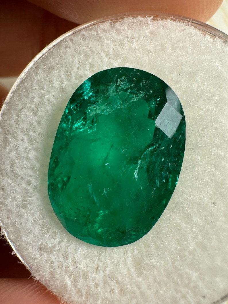 Stein: Smaragd
Gewicht: 7,22 Karat
Form: Ovaler Schliff
Klarheit: Transparent
Lüster: Sehr gut
Farbe: Vivid Muzo Green
Abmessungen: 15,54 mm x 11,26 mm x 6,64 mm
Geografische Herkunft: Kolumbien
Behandlung: Natürlich, Mäßig Öl, Harz

Anmerkungen: