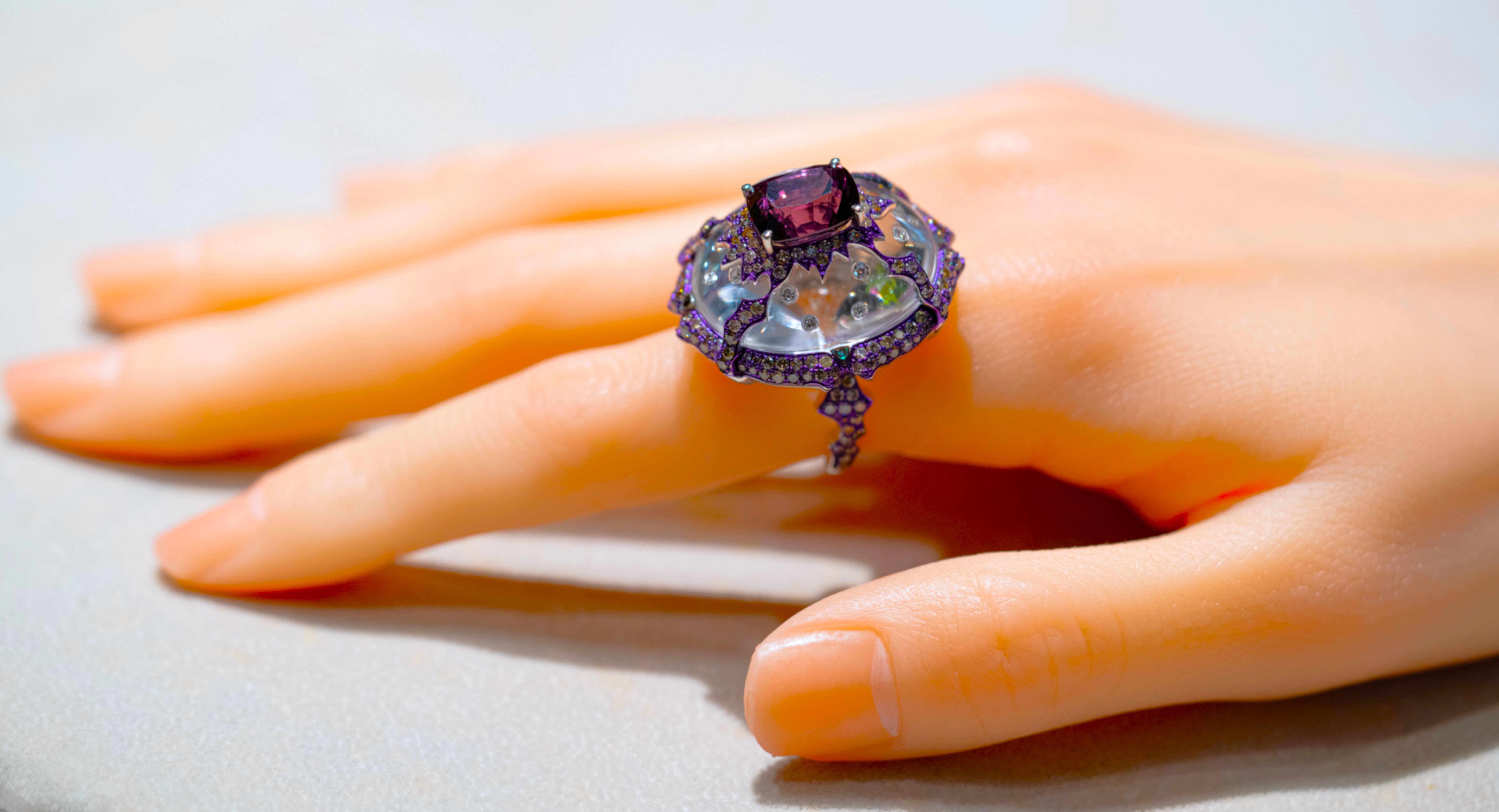 Femenino o masculino Anillo de espinela rosa de 7,22 quilates y tpoaz y diamantes de 69,48 quilates, oro de 18 quilates, Austy Lee en venta