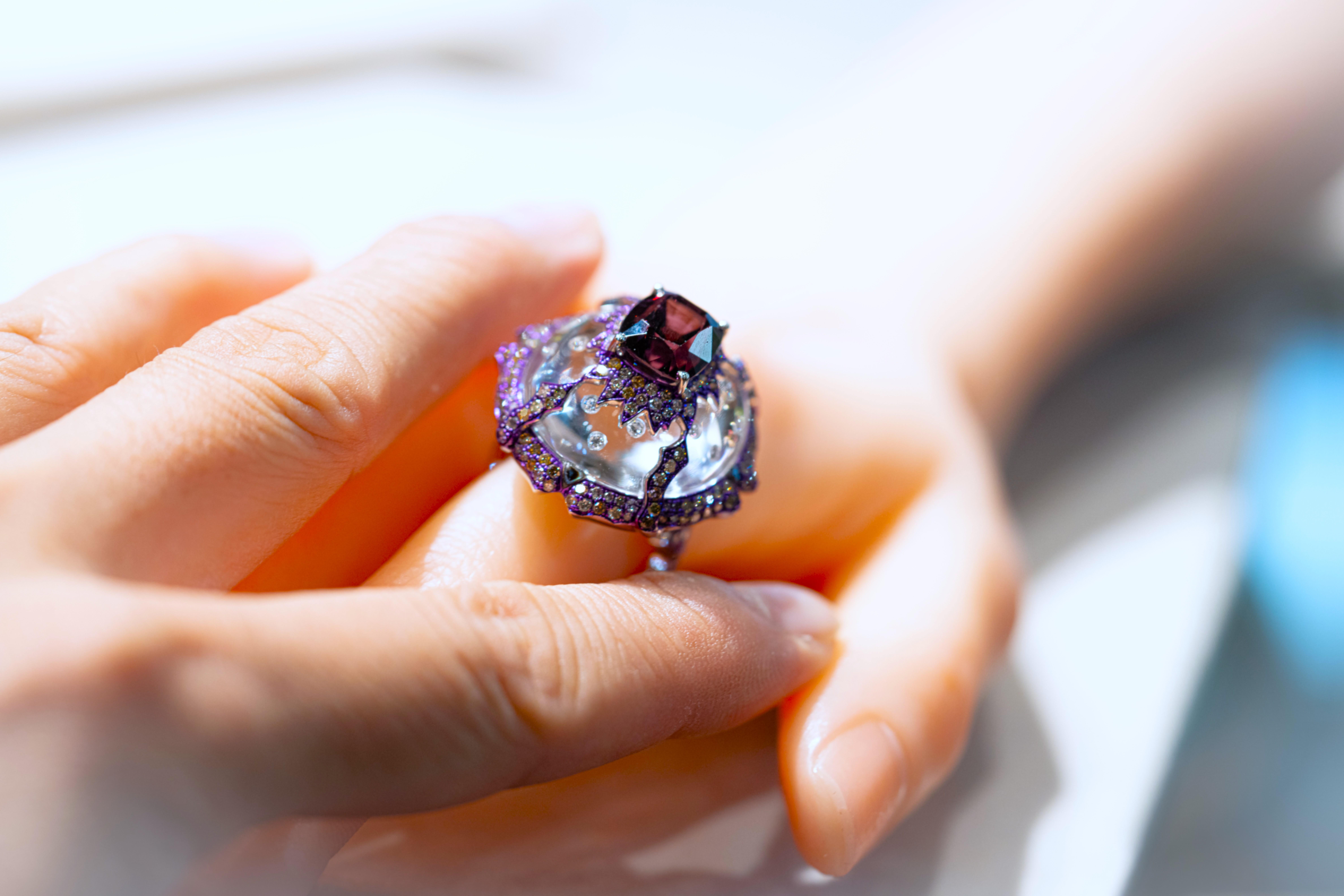 Anillo de espinela rosa de 7,22 quilates y tpoaz y diamantes de 69,48 quilates, oro de 18 quilates, Austy Lee en venta 3